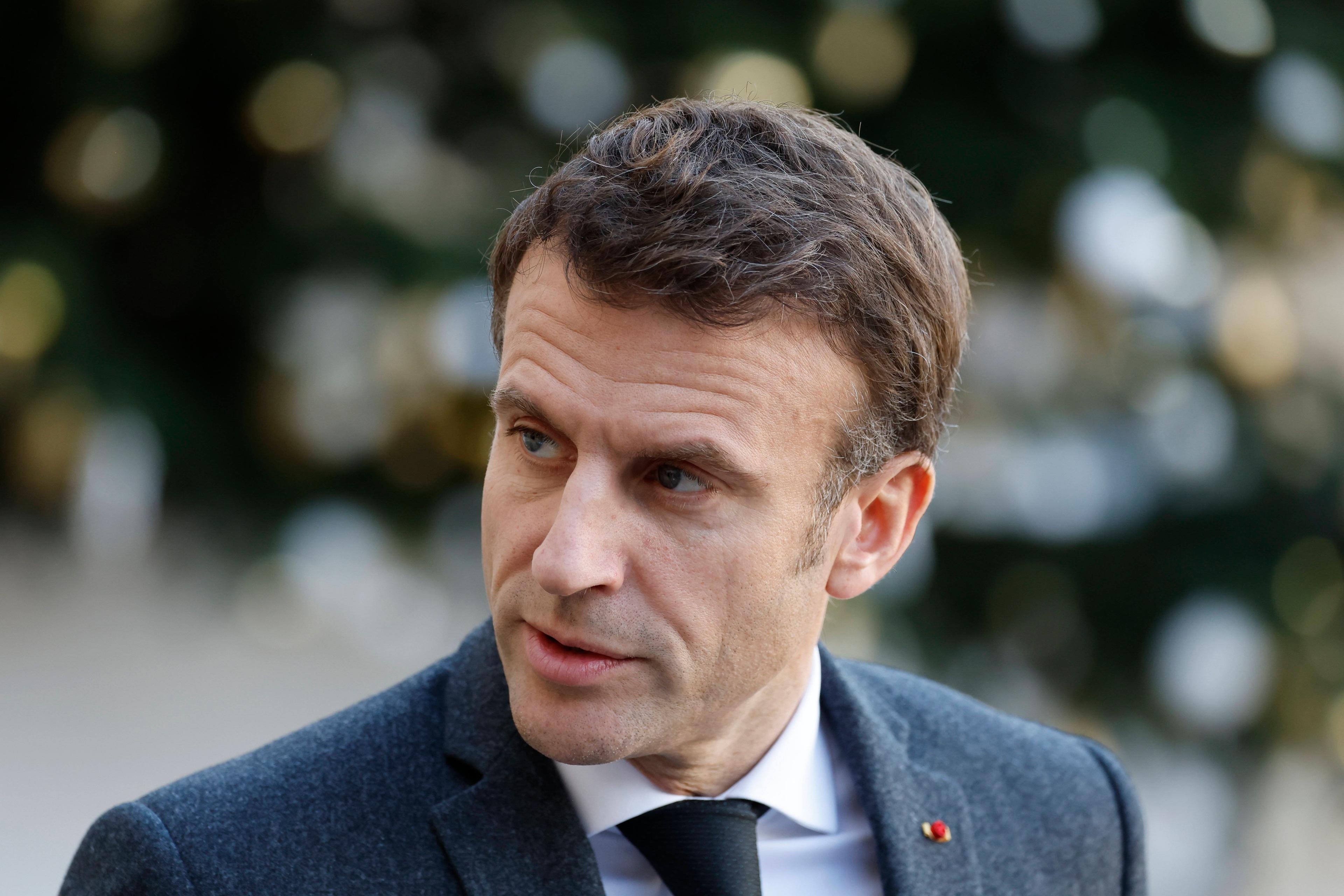 Macron behauptet, die Reform sei notwendig, damit das Rentensystem nicht kollabiere. Die Opposition spricht von einem Angriff auf den Sozialstaat und hat damit die Mehrheit der Bevölkerung hinter sich.