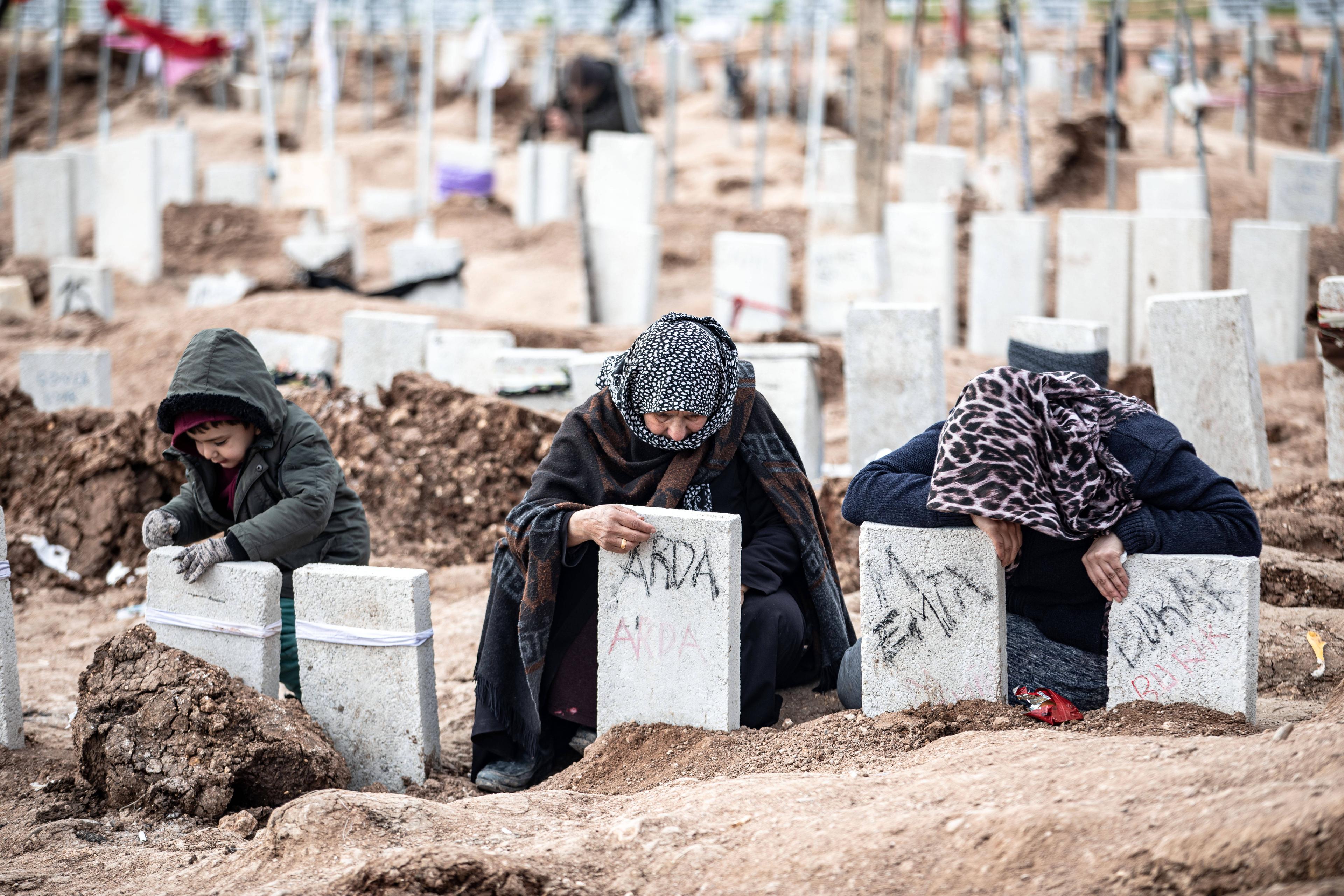 Die Menschen trauern um ihre Hinterbliebenen. Das Erdbeben im Februar forderte 50.000 Menschenleben im ganzen Land.