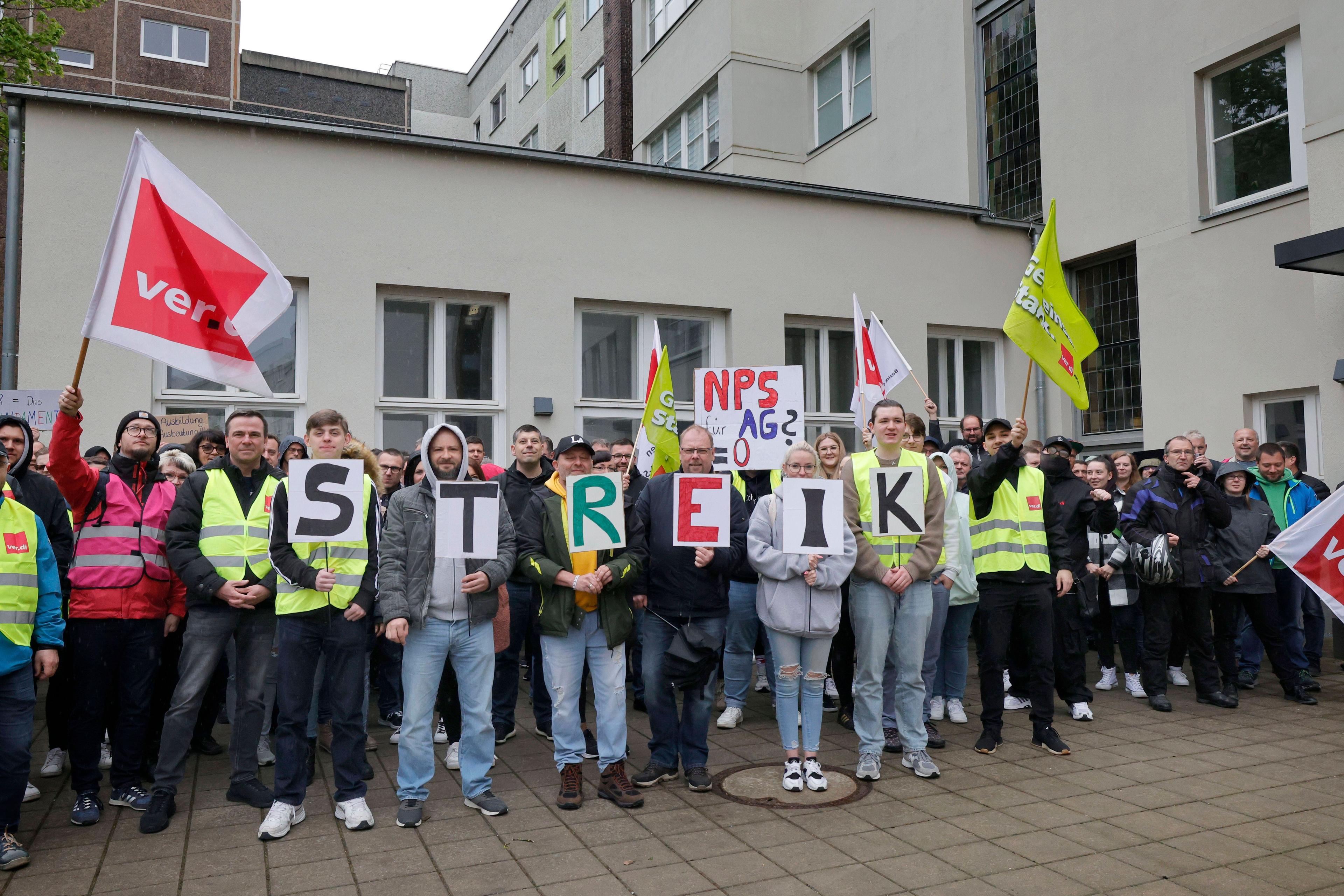 Gewerkschafter versammeln sich im Chemnitzer Streiklokal während der zweiten Verhandlungsrunde für die rund 70.000 Tarifbeschäftigten im Telekom-Konzern, 17. April 2024.
