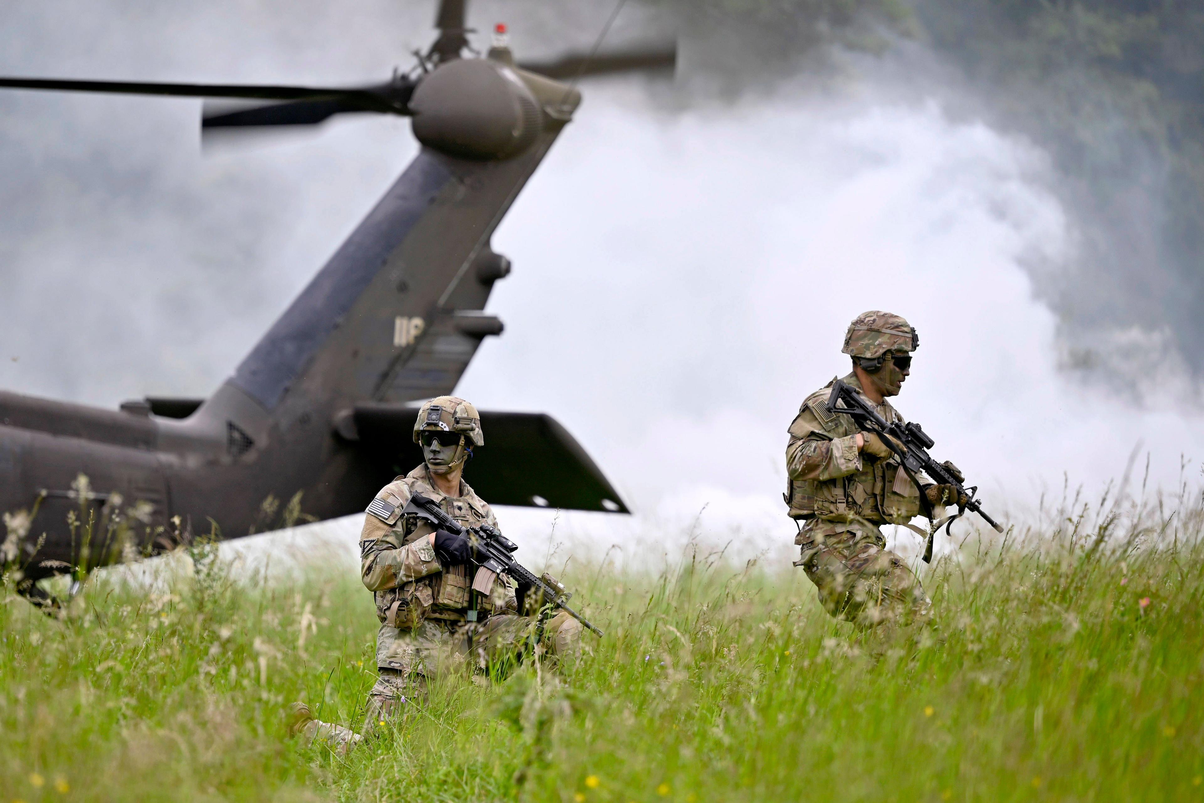 Soldaten verlassen einen Truppen-Helikopter bei einem NATO-Manöver in Neumarkt, 3. Juni 2024.