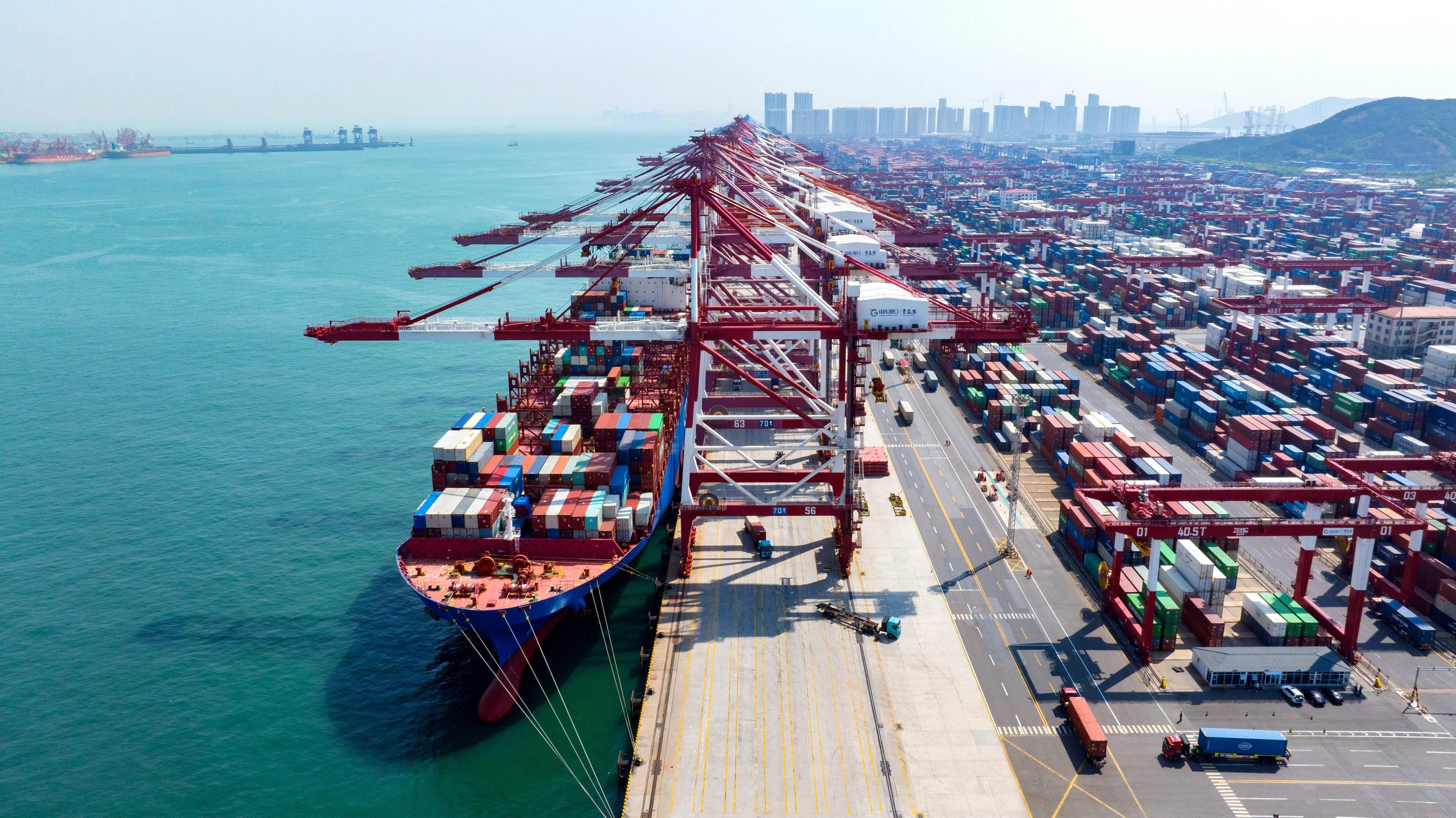Containerschiffe beim Beladen im Hafen von Qingdao, China, 18. Juni 2024.