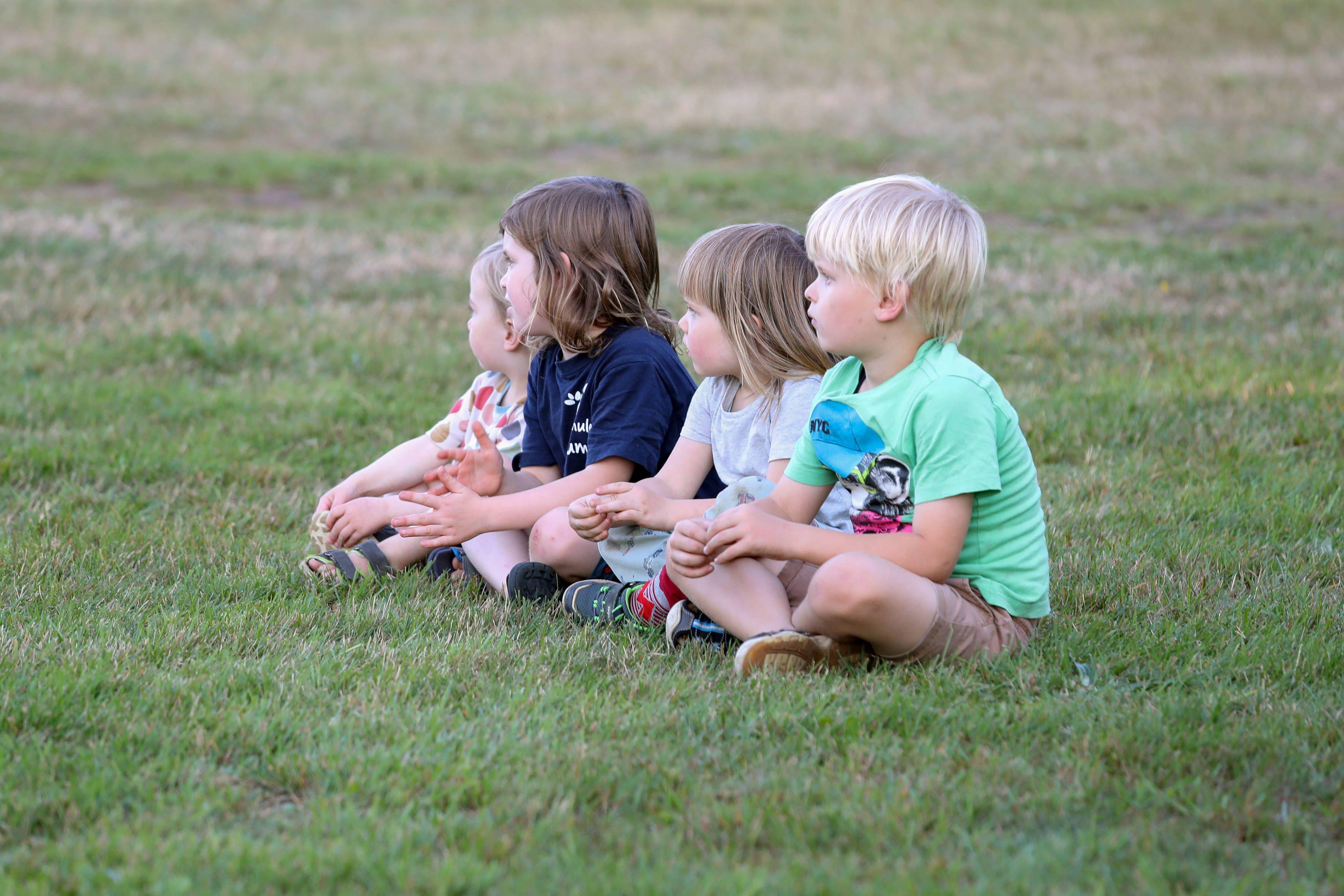 Wenn es um die Betreuung von Kindern geht, werden Eltern und Erzieher oft gegeneinander ausgespielt. Dabei wollen beide dasselbe: dass Kinder gut aufwachsen – ohne dass es jemanden zermürbt.