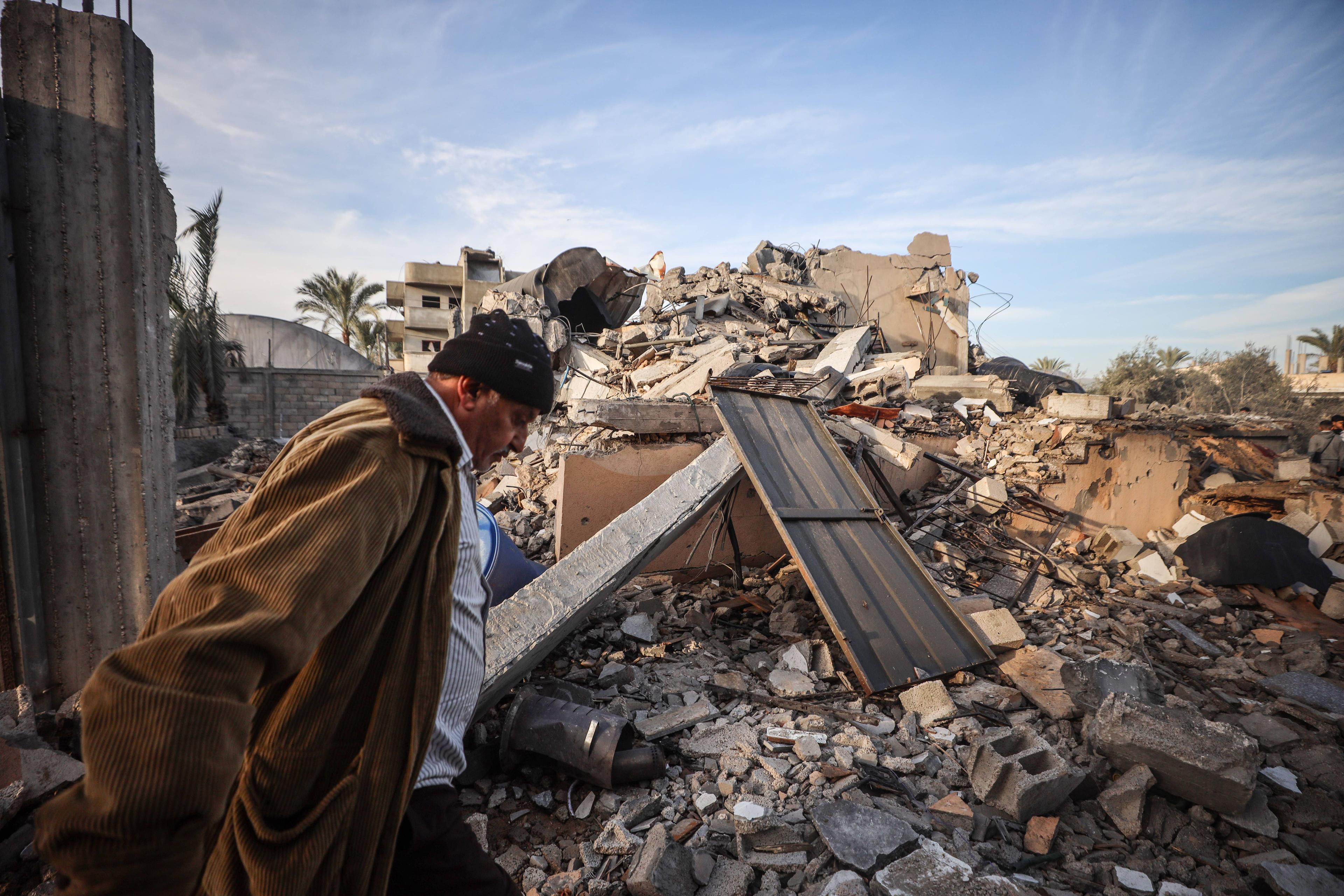 Mann vor den Trümmern seines Wohnhauses in Deir al-Balah, 15. Januar 2025.