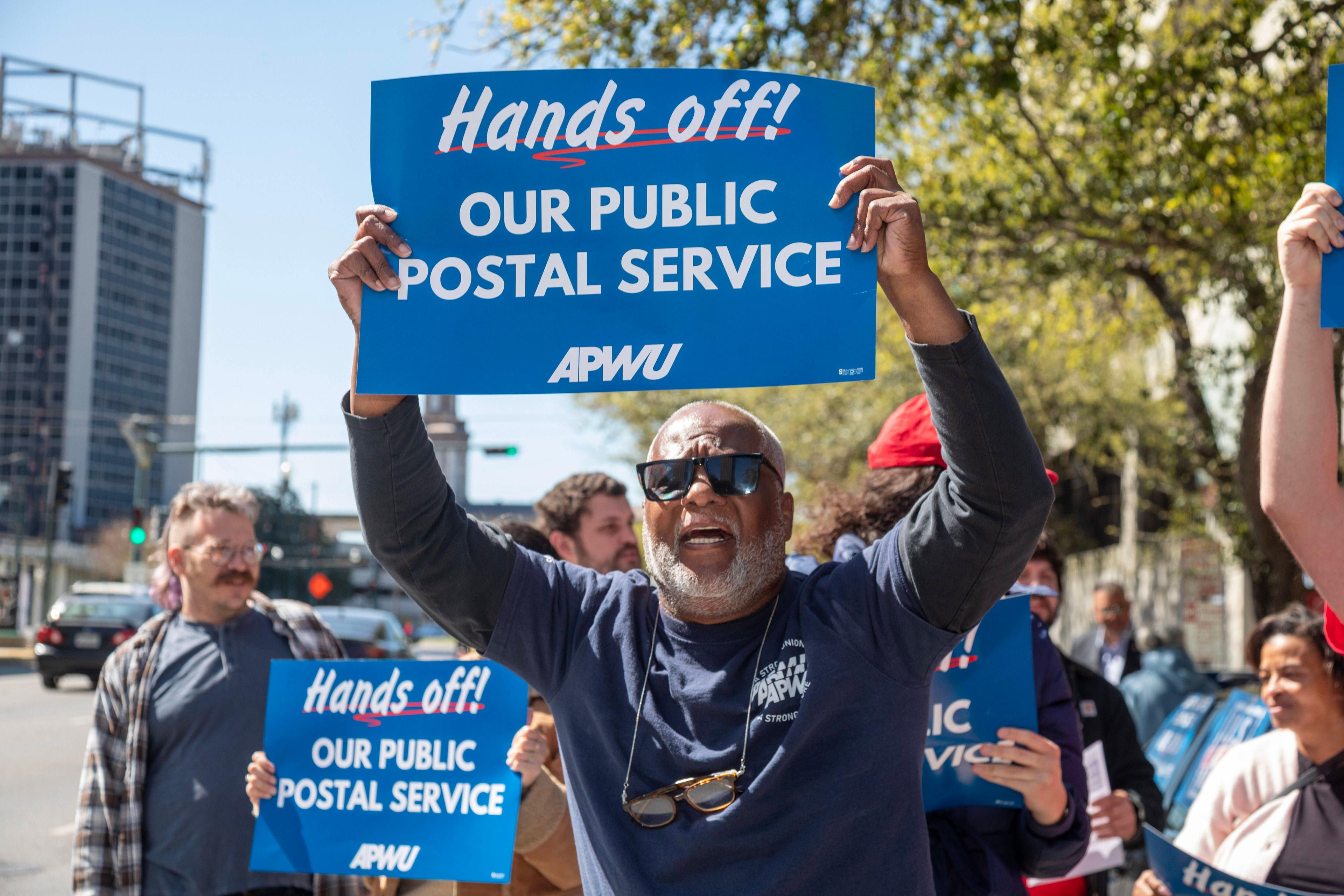 Postangestellte in Louisiana protestieren gegen Trumps Plan zur Privatisierung der Post. Die APWU – die Gewerkschaft der Postangestellten – befürchtet dies könnte zu Massenentlassungen führen, 20. März 2025.