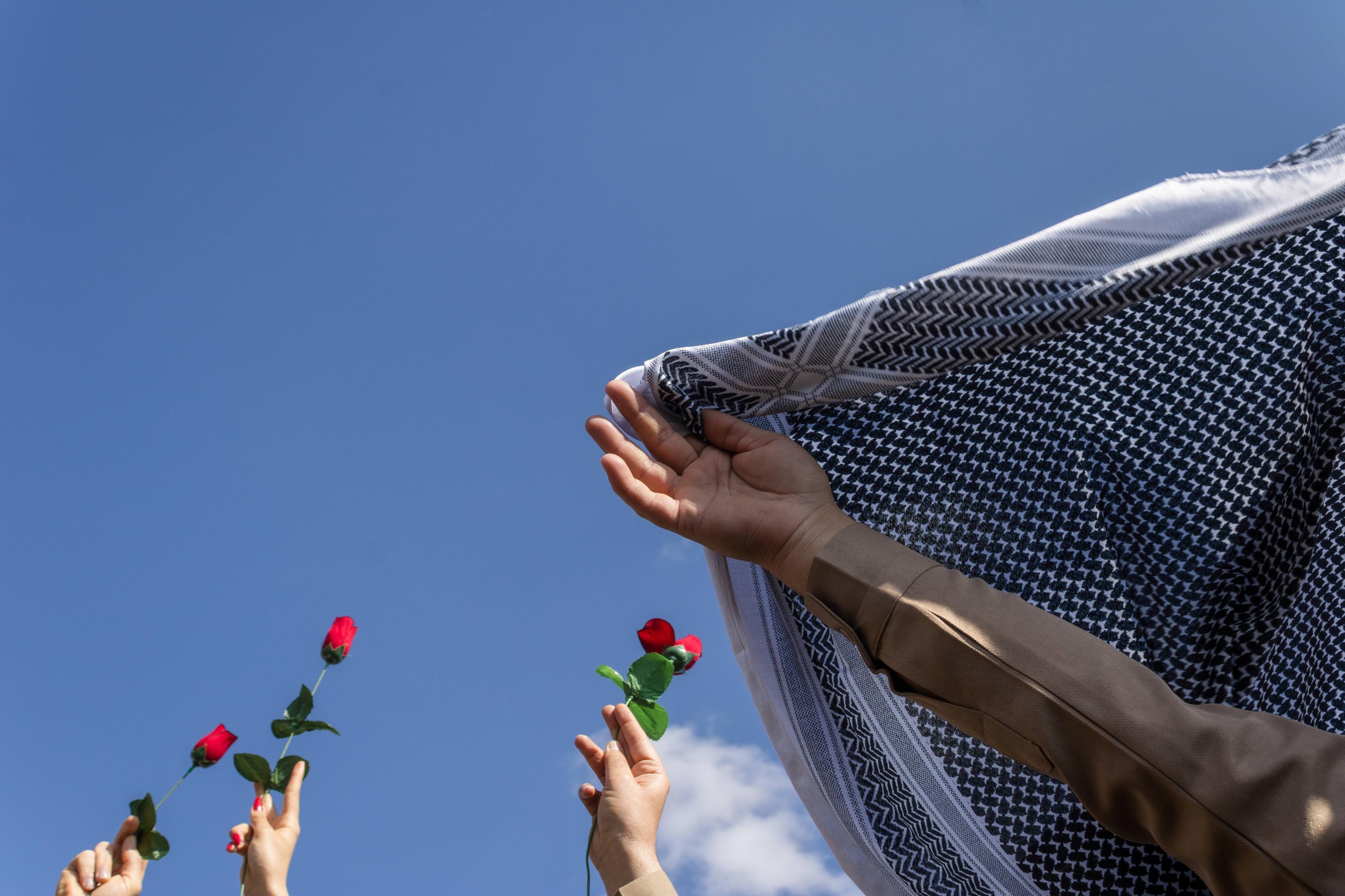 Saqqez, Kurdistan, 2024: Bei einer Newrozfeier wird Jina Amini gedacht, jener jungen Kurdin, deren Tod 2022 die landesweiten Proteste unter dem Slogan »Jin Jiyan Azadî« auslöste.