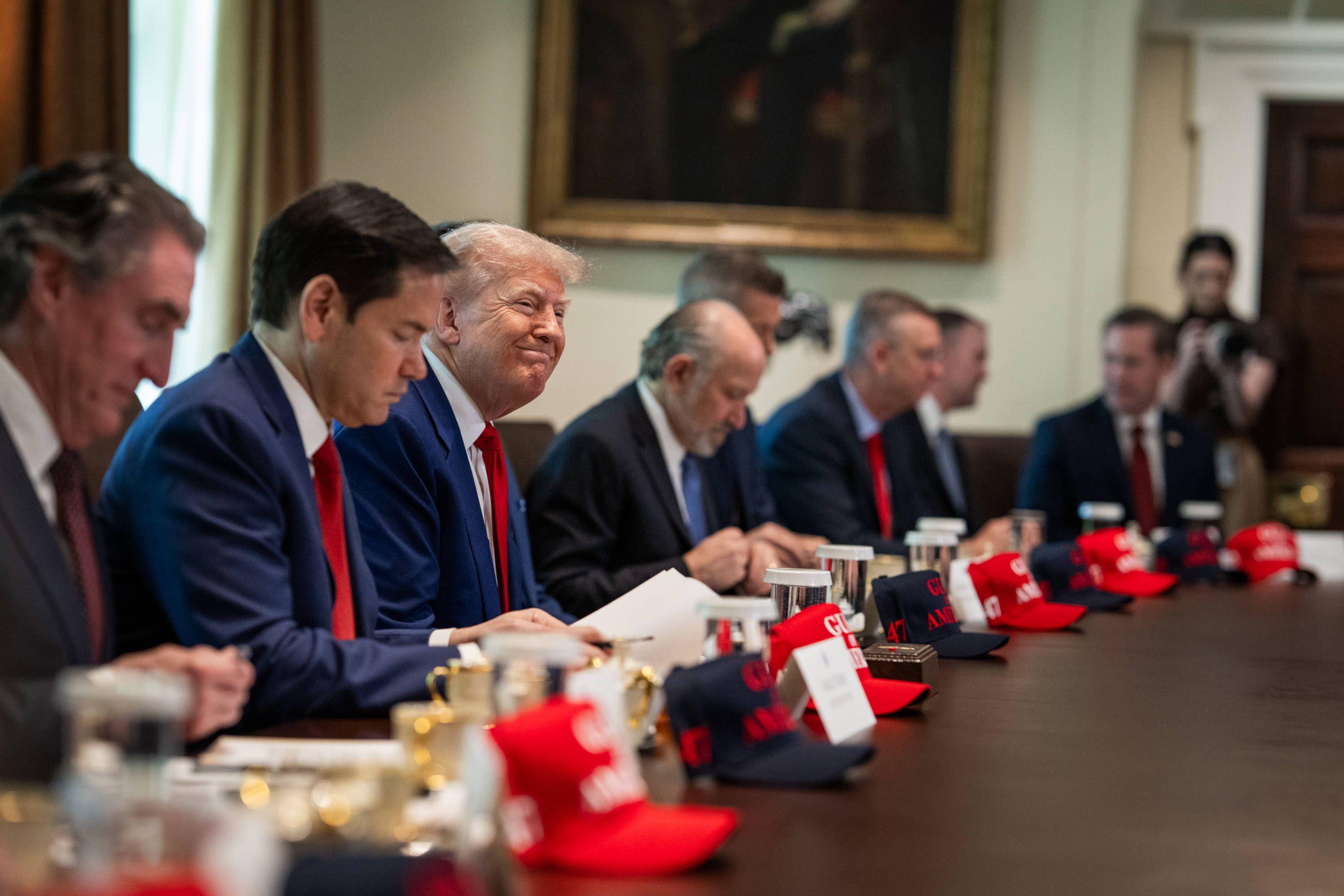 Donald Trump leitet eine Kabinettssitzung im Weißen Haus, 30. April 2025.