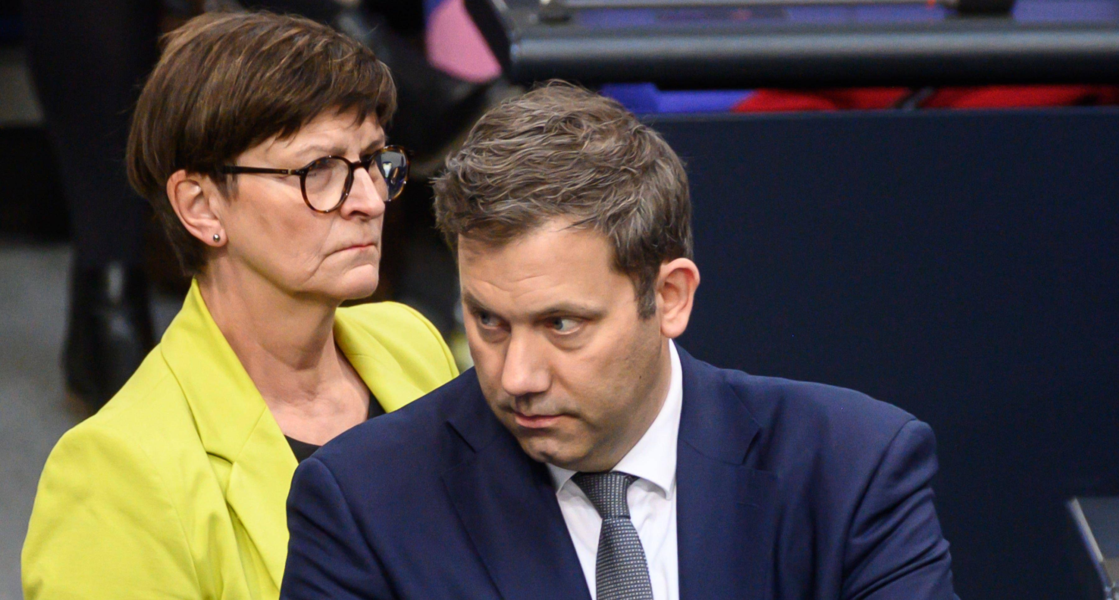 Die beiden Vorsitzenden der SPD: Während Esken ihren Rückzug ankündigt, hat Klingbeil zentrale Posten an sich gerissen.