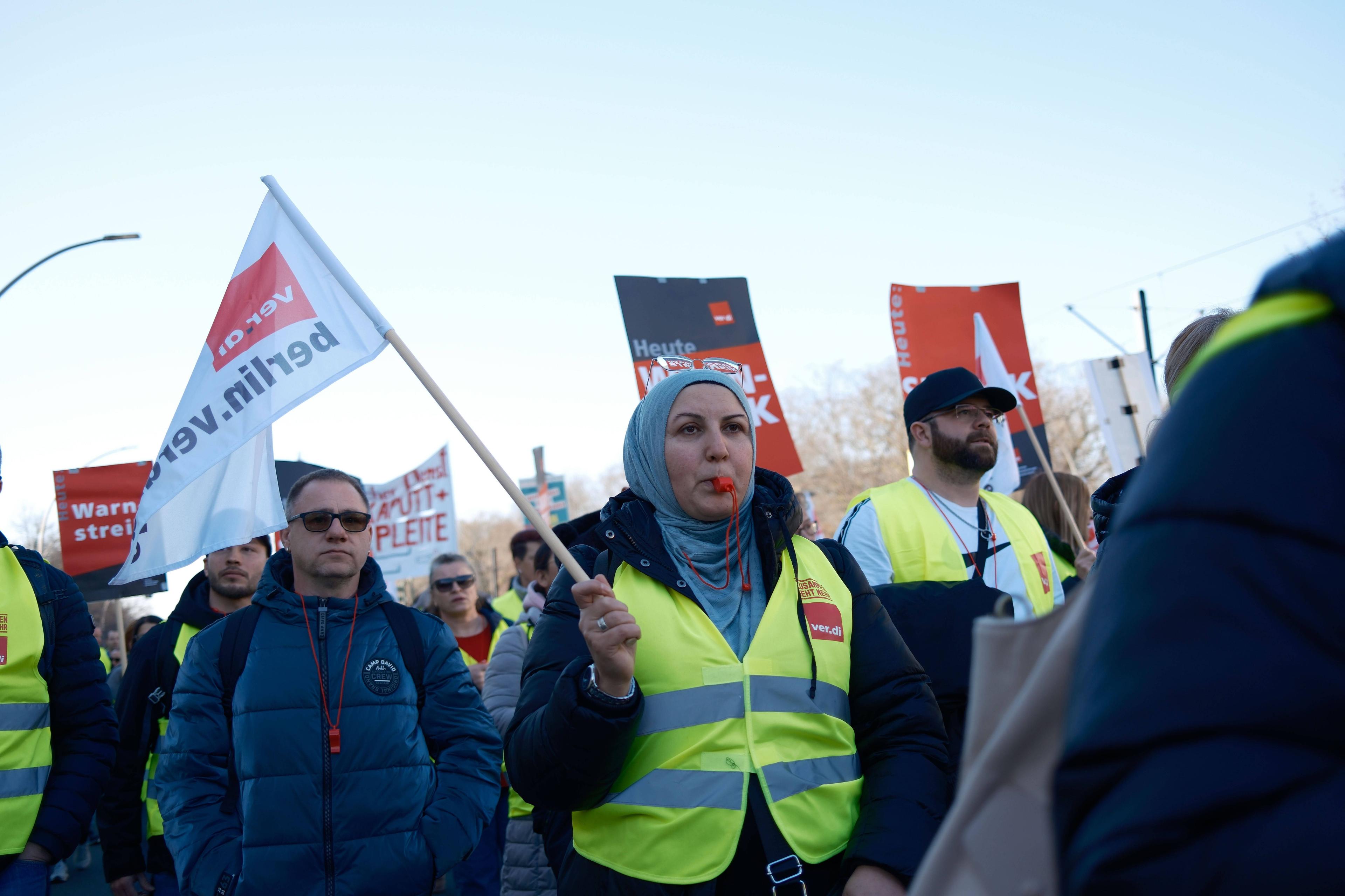 Bei einem Streik im Berliner Gesundheitssektor kämpfen migrantische und nicht-migrantische Beschäftigte Seite an Seite.