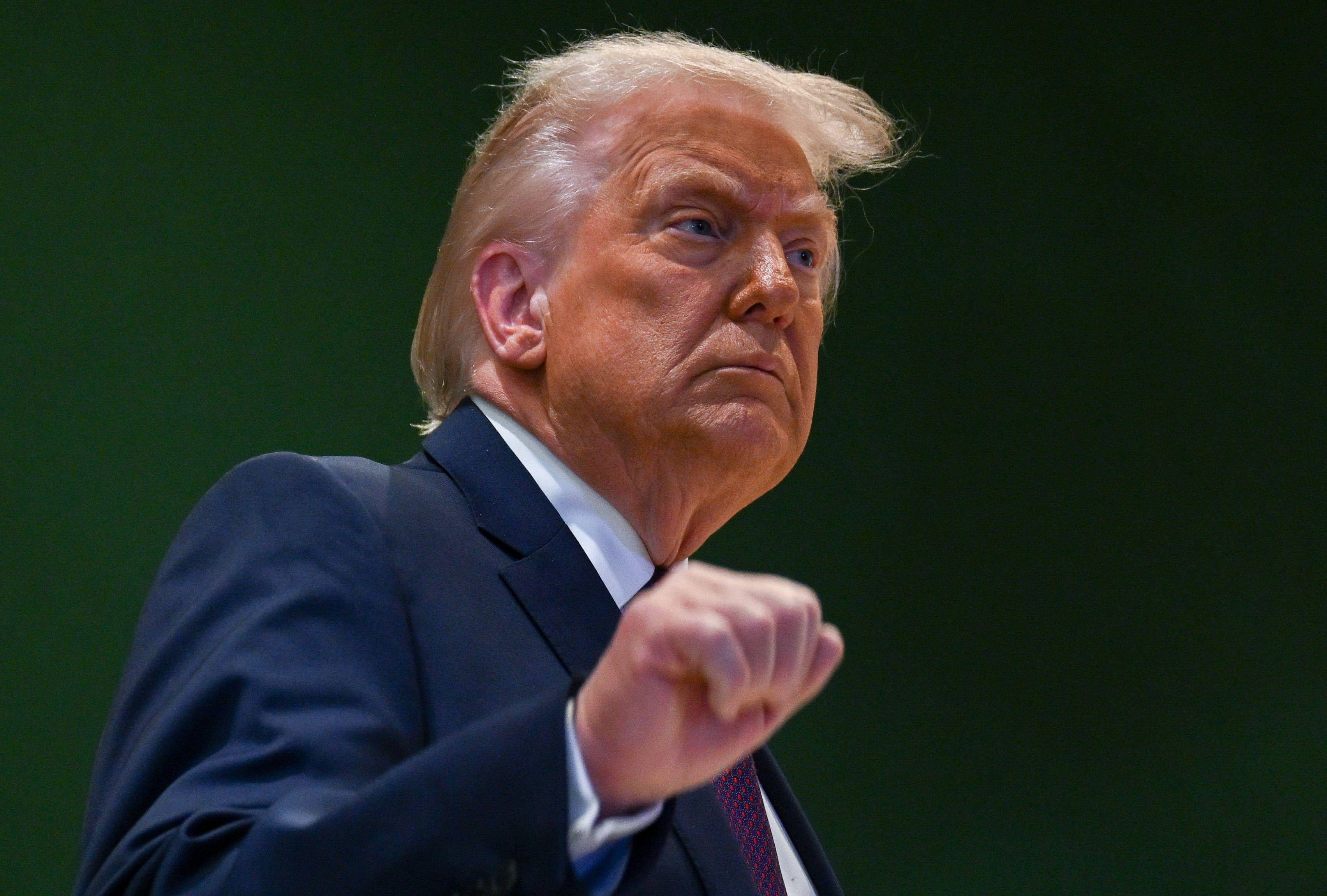 Donald Trump ballt die Faust bei der Ernennungszeremonie für sein sogenanntes »Friedensrat« in Davos, 22. Januar 2026.