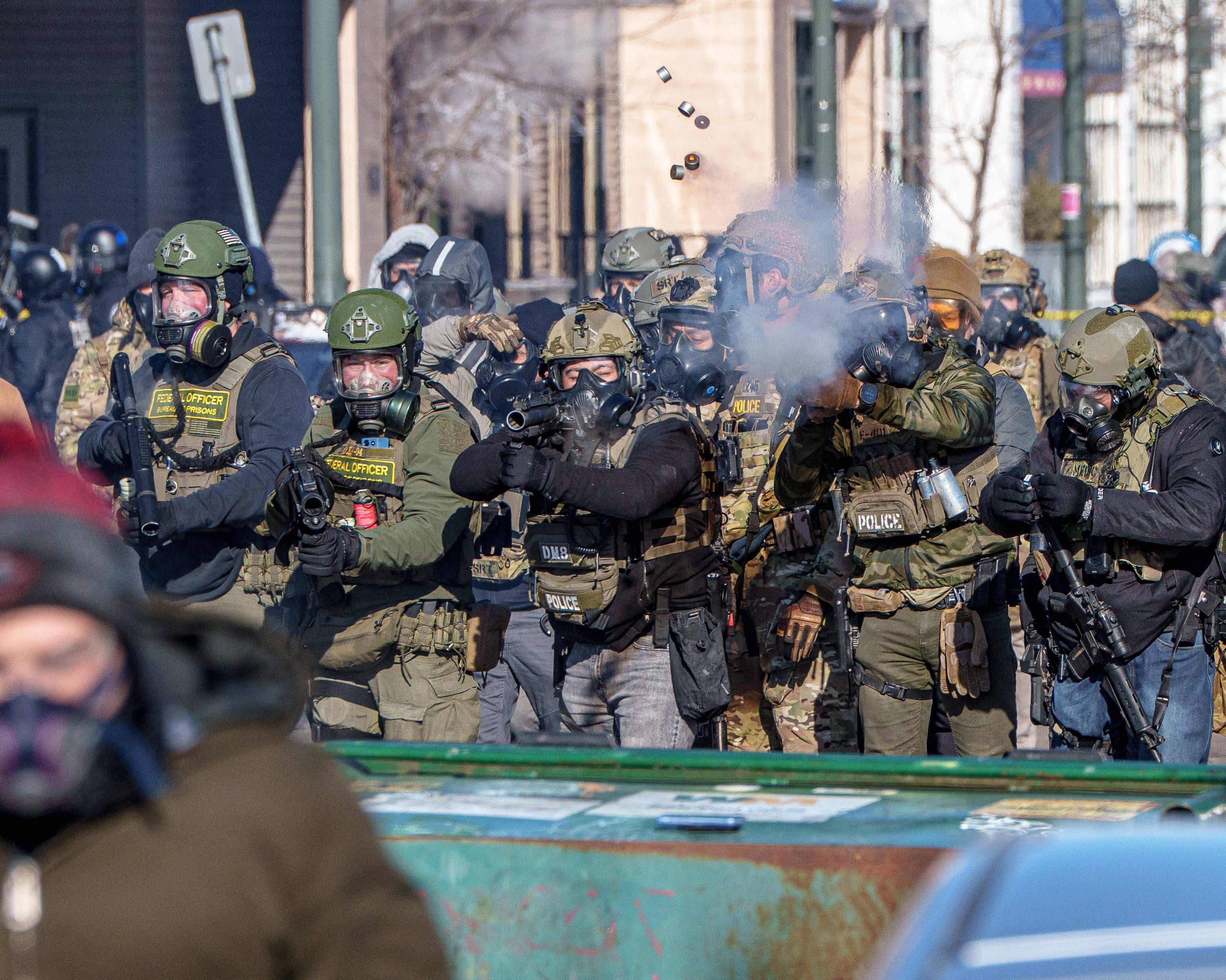 Beamte von ICE, Grenzschutz, und Staatspolizei geraten mit Demonstranten aneinander nach einer weiteren tödlichen Schießerei durch einen Bundesbeamten in Minneapolis, 24. Januar 2026.