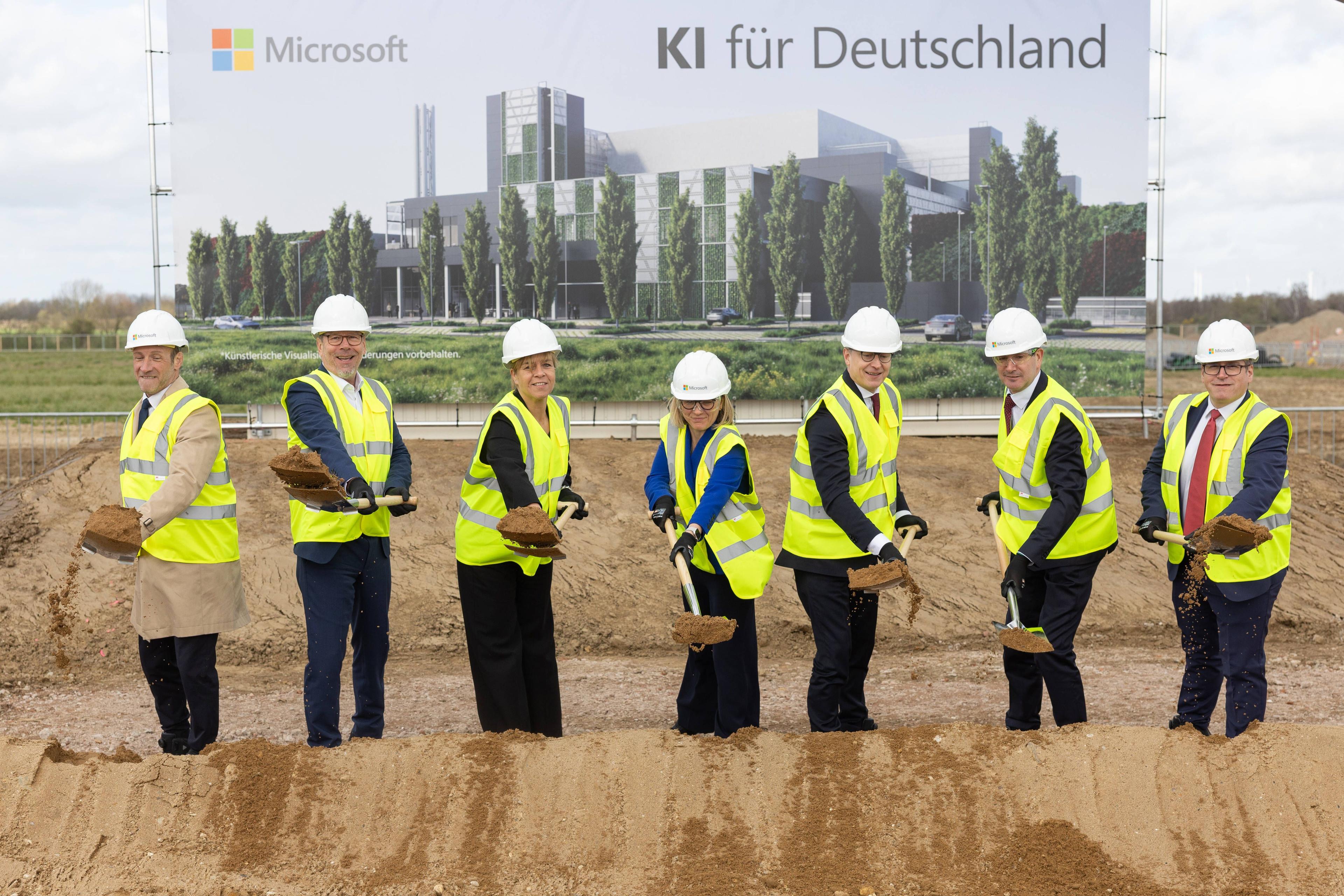 CDU-Politiker beim Spatenstich für das Microsoft-Rechenzentrum im Rheinischen Revier.
