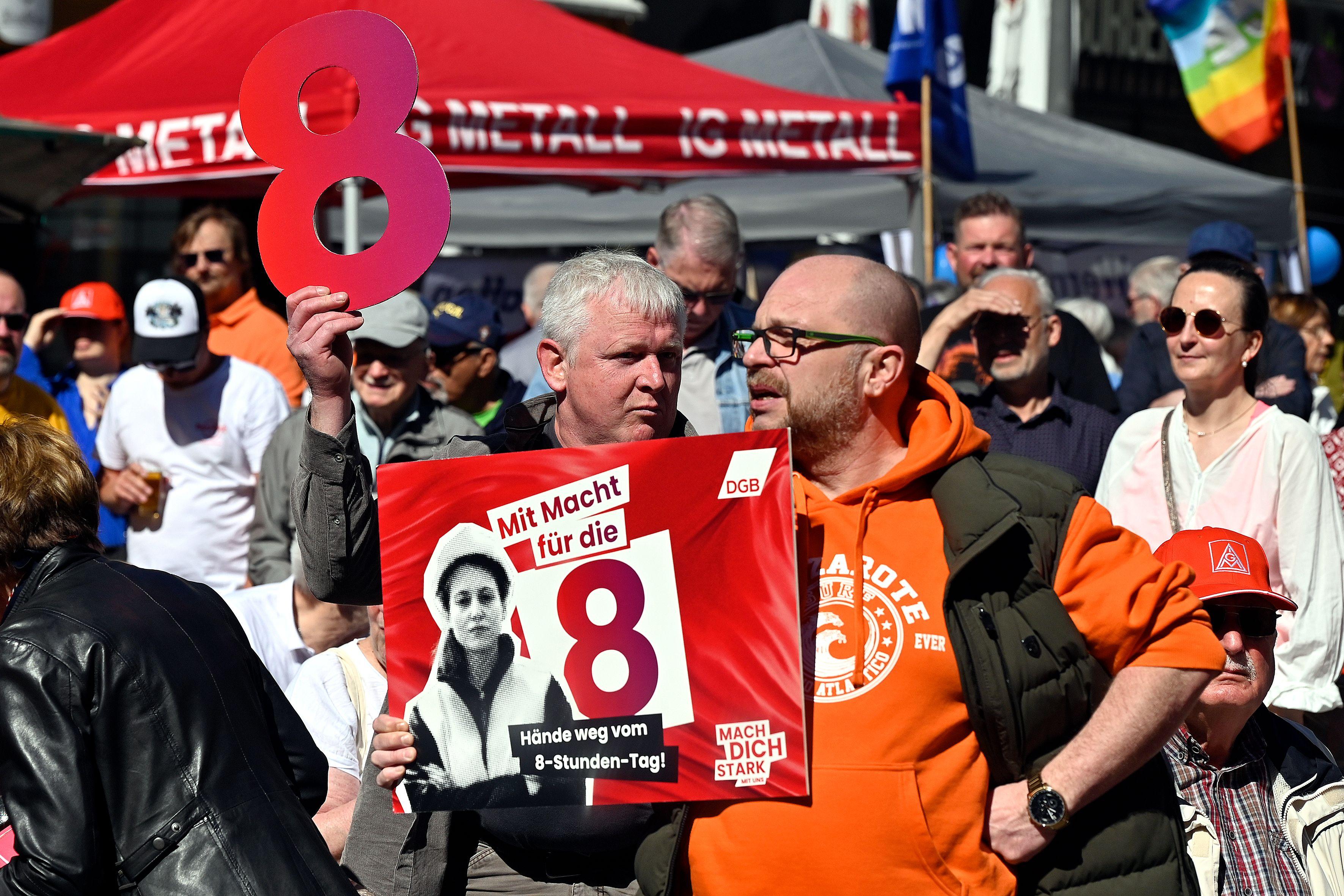 Am 1. Mai wurde dieses Jahr vielerorts mit neuer Dringlichkeit gegen eine Verlängerung der Arbeitszeit protestiert.