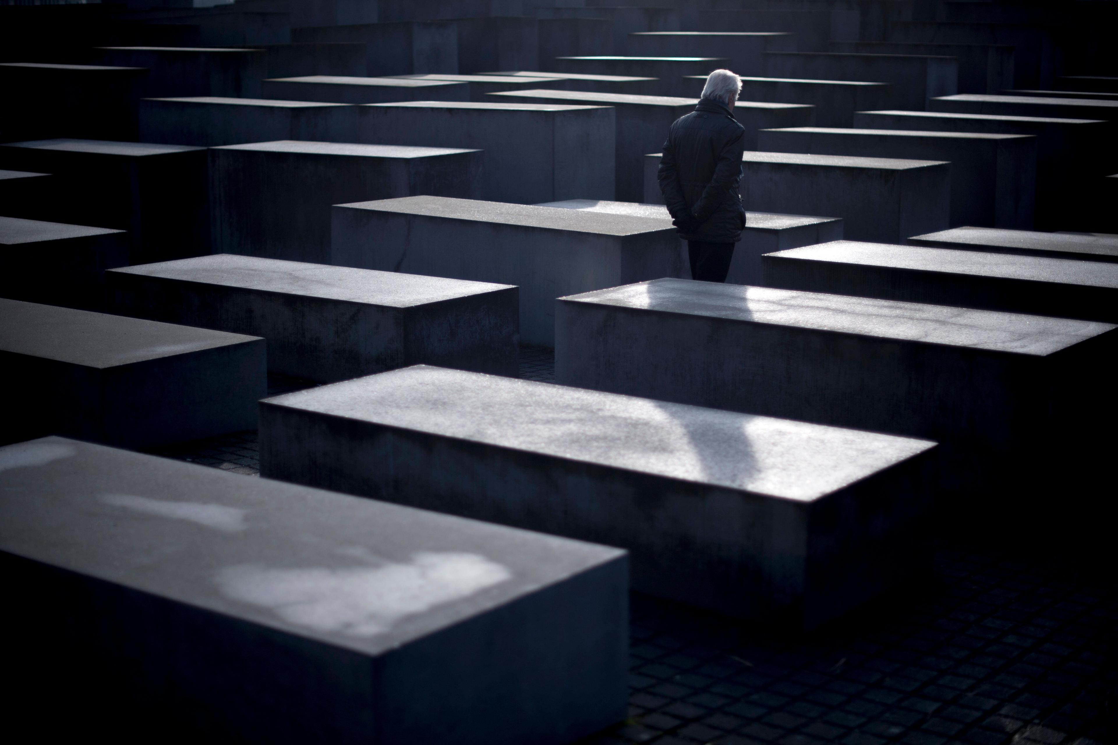 Die Geschichte der deutschen Erinnerungskultur ist durchzogen von der Sehnsucht nach Rehabilitation.