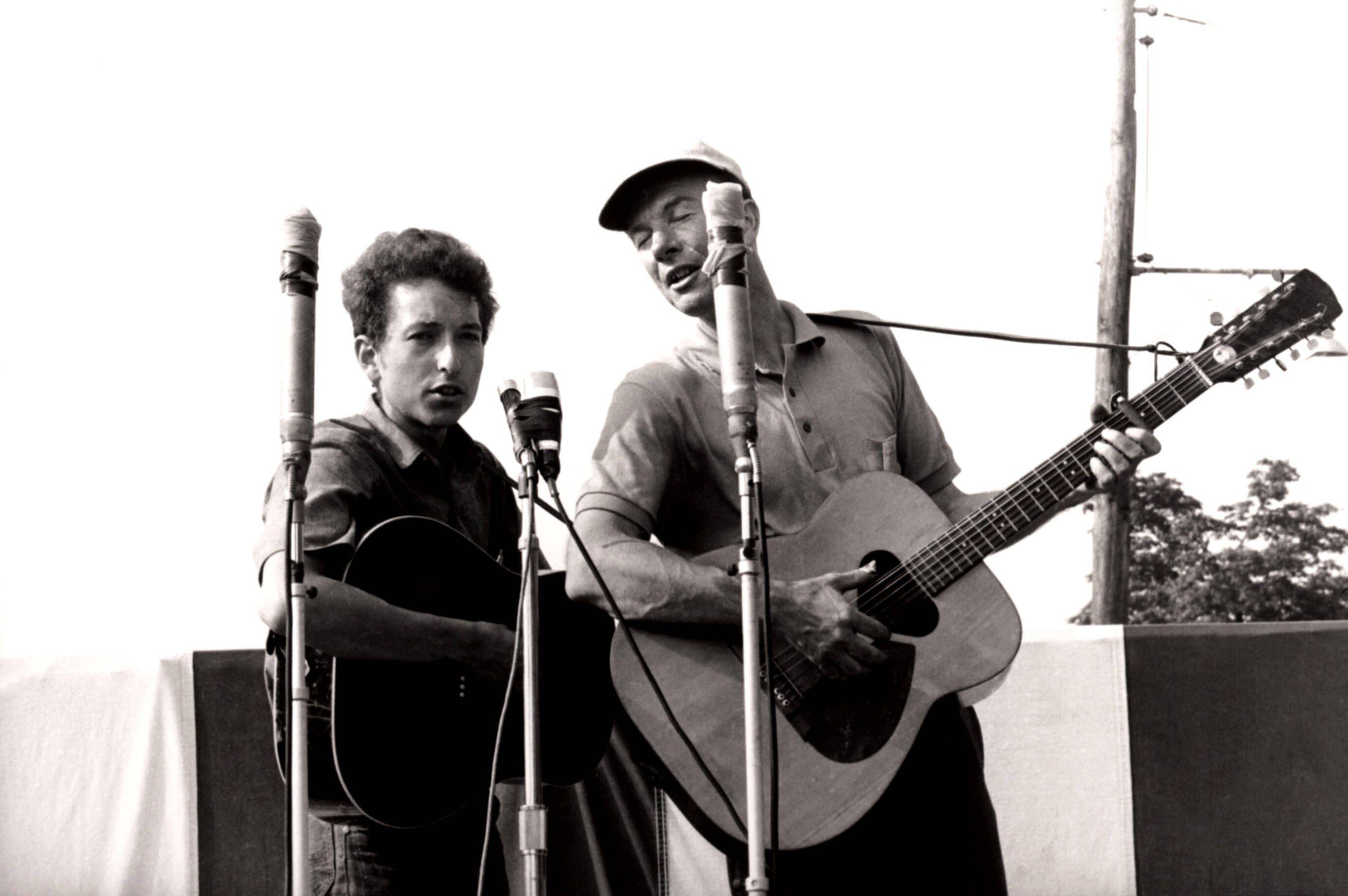 Bob Dylan und Pete Seeger beim Auftritt auf dem Newport Folk Festival, 1963.