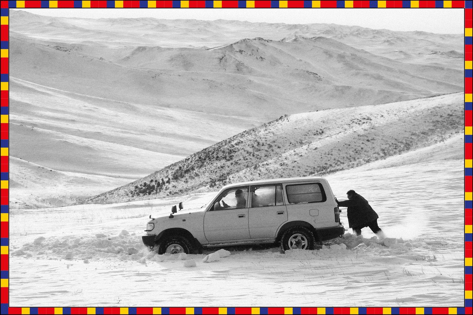 Ein Toyota Land Cruiser steckt im Dsud-Schnee fest.