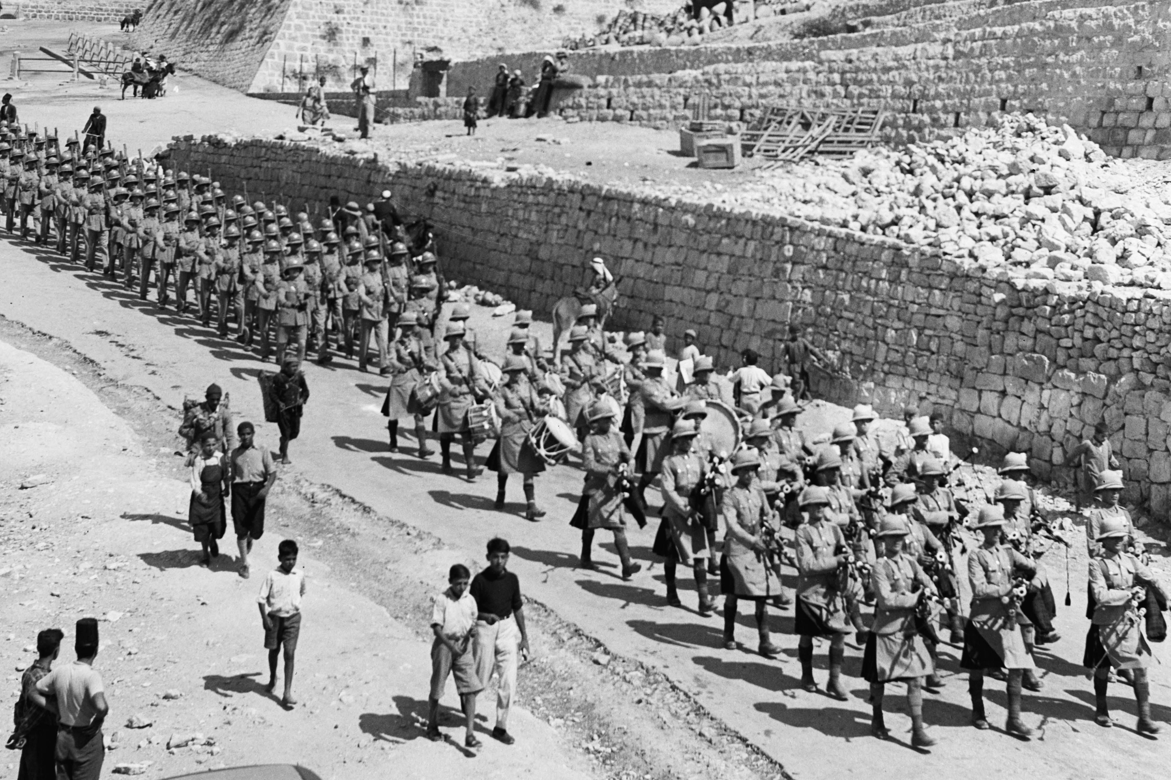 Eine Parade der britischen Armee vor der »Zitadelle« in Jerusalem, 1936.