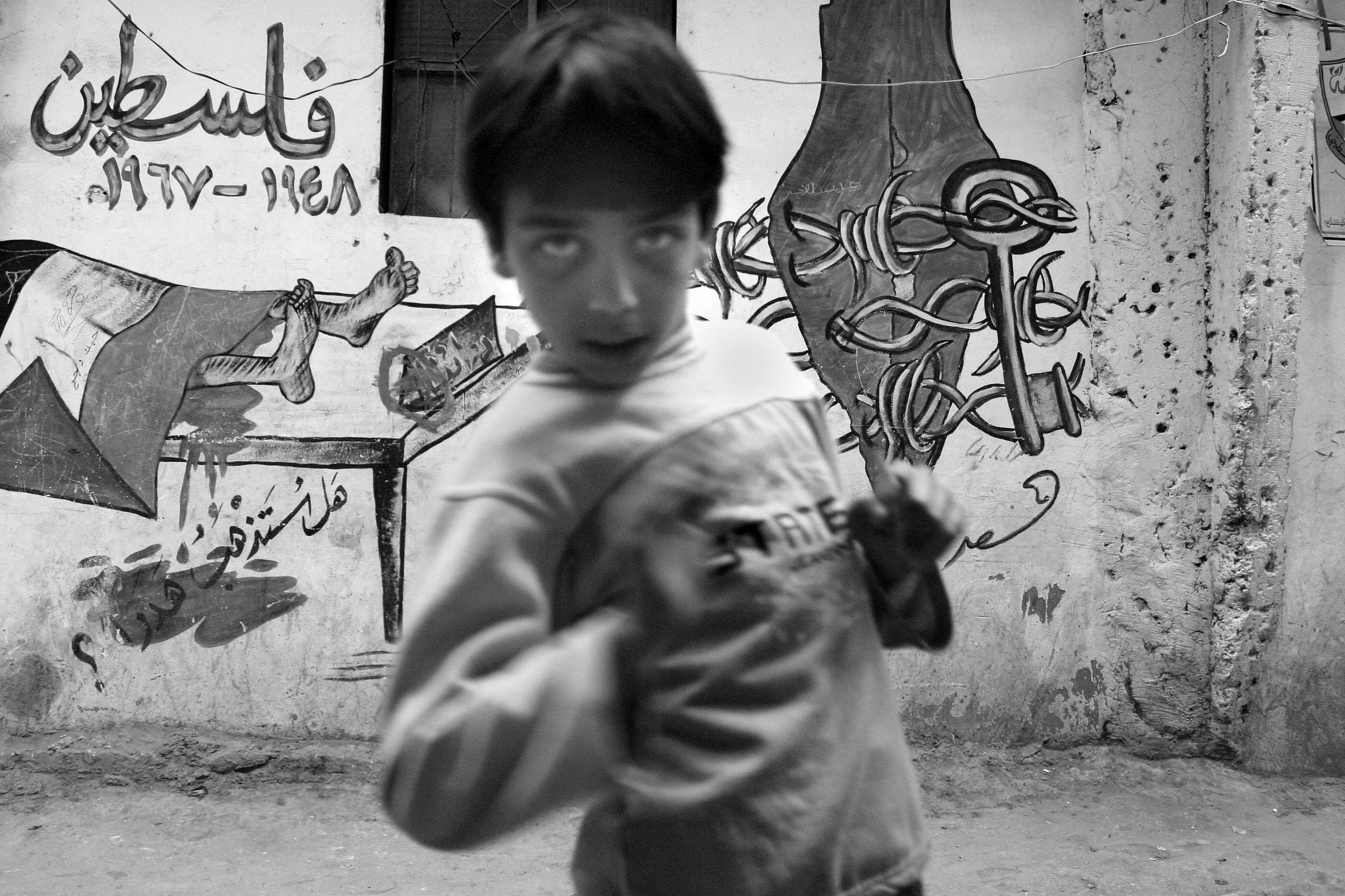 1982 ermordeten christliche Milizen –unterstützt von der israelischen Armee – Hunderte bis Tausende Zivilisten in den palästinensischen Flüchtlingslagern Sabra und Schatila in Beirut, Libanon. Heute
erinnern Wandgemälde an das Massaker.