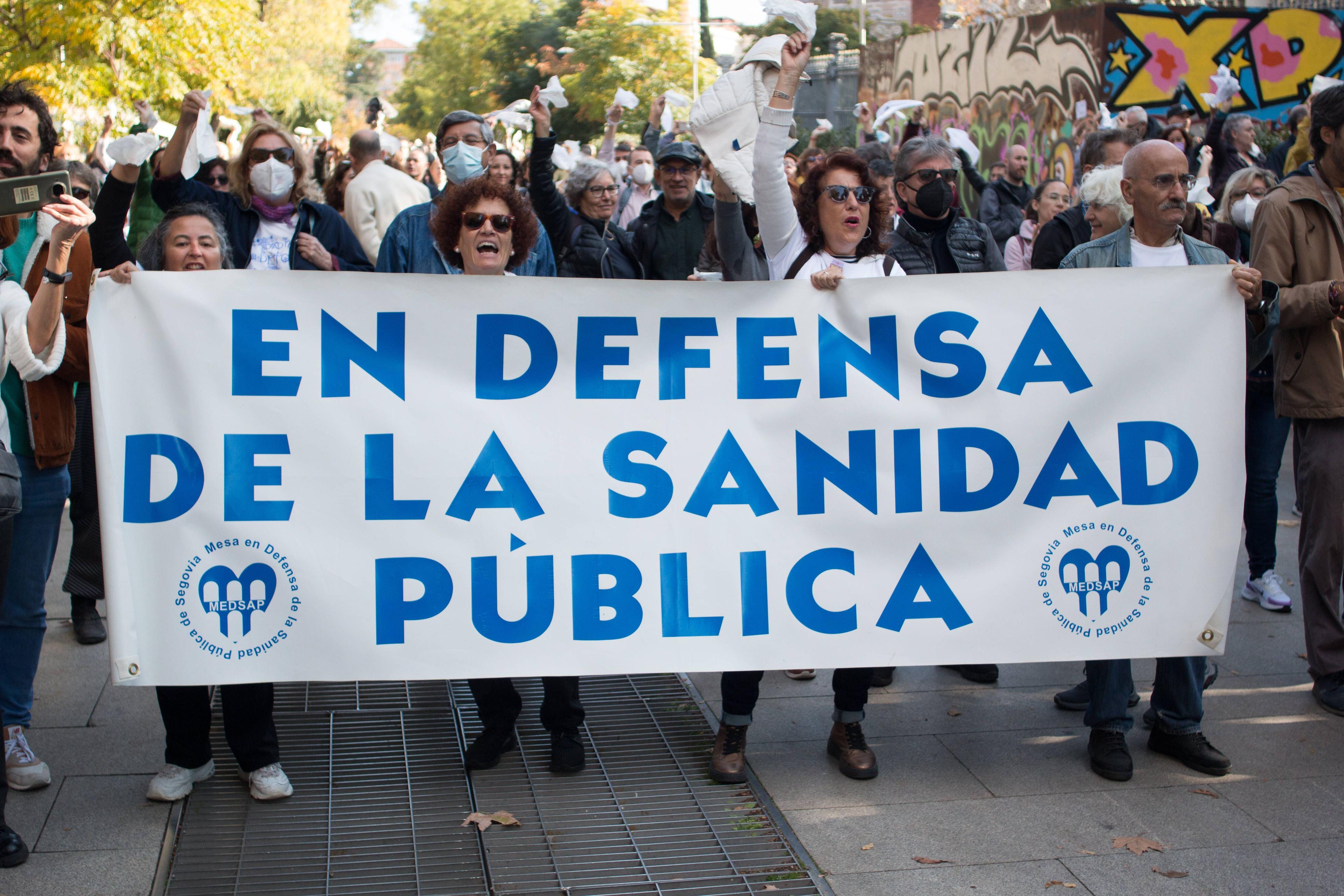 Eine Demonstration im Madrid zum Schutz des öffentlichen Gesundheitssystems, Aufnahme vom 13. November 2022.