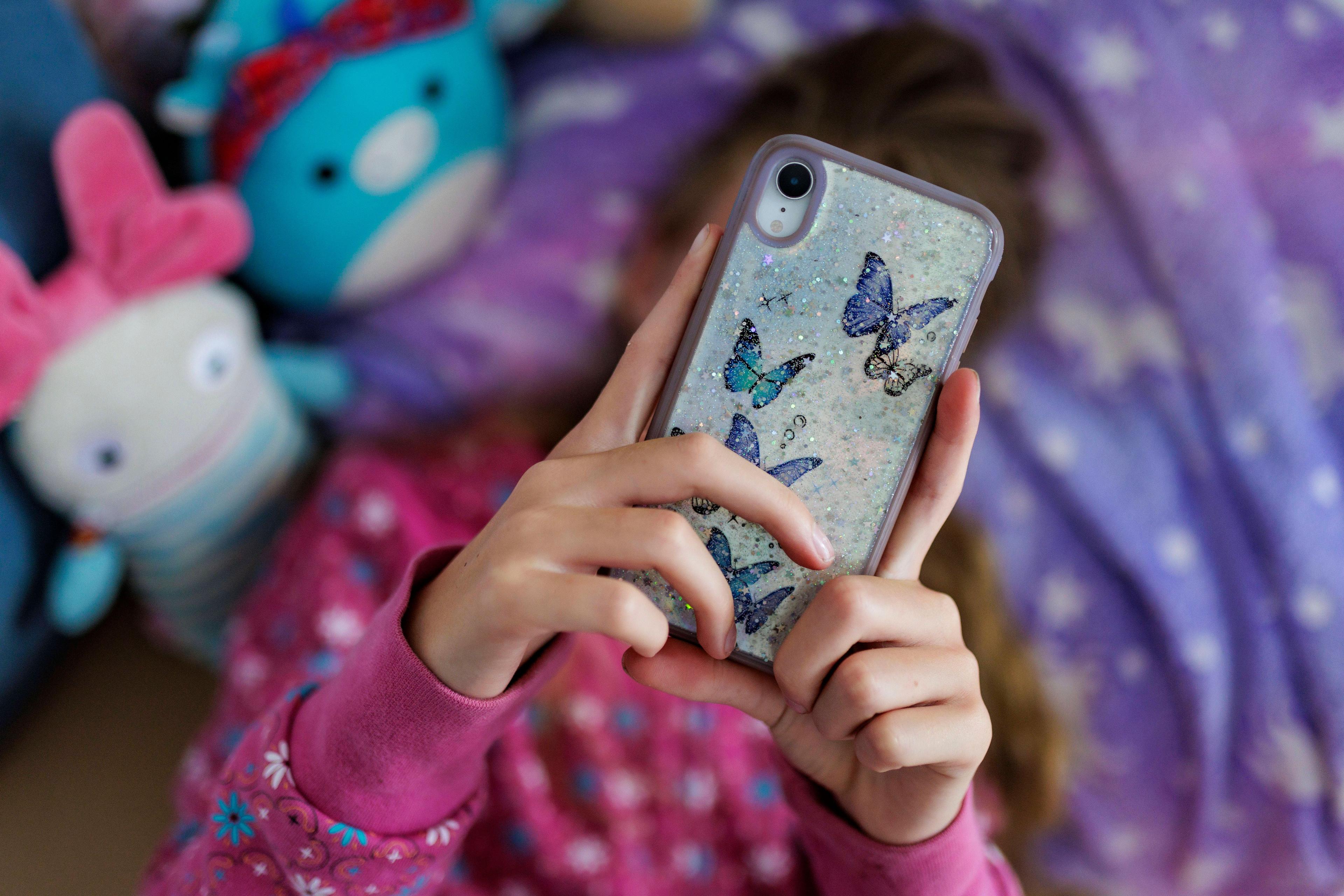 Wenn Kinder zu jung Social Media konsumieren, verschlechtern sich ihre Lernerfolge und erhöhen sich die Risiken für psychische Probleme.