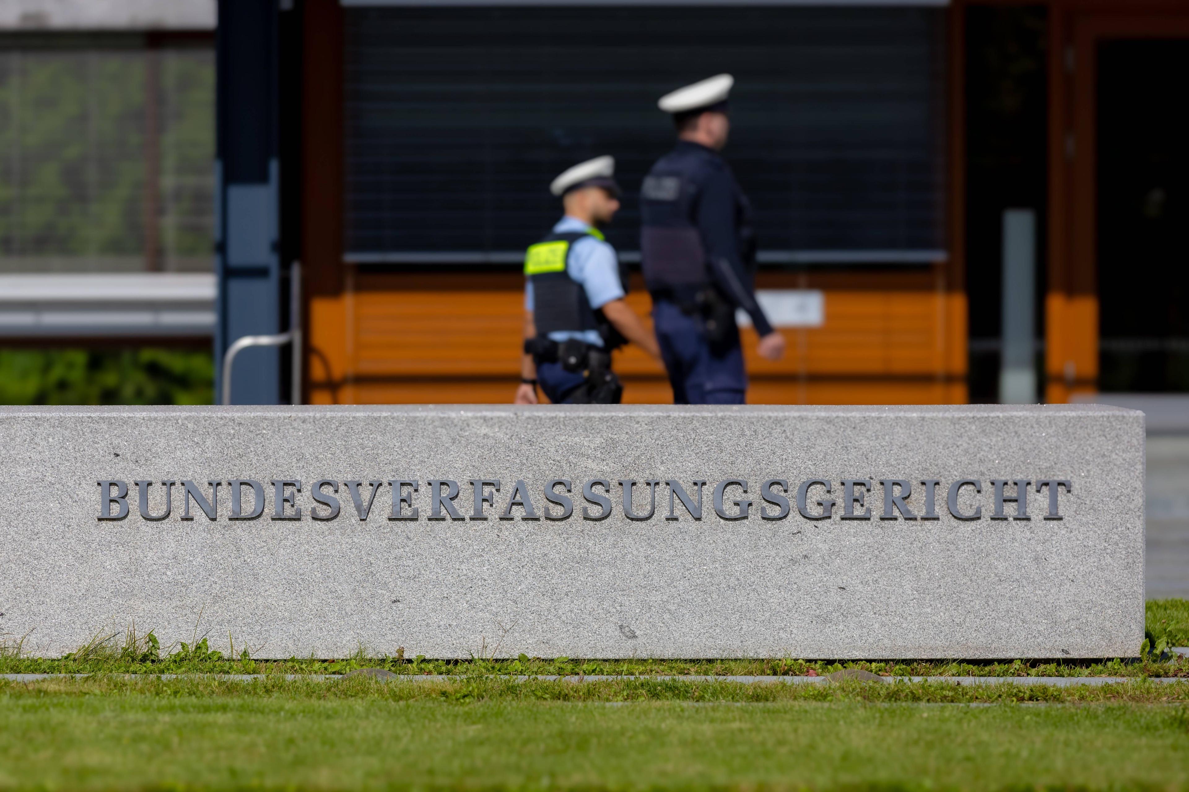 Vor dem Bundes­verfassungsgericht in Karlsruhe.