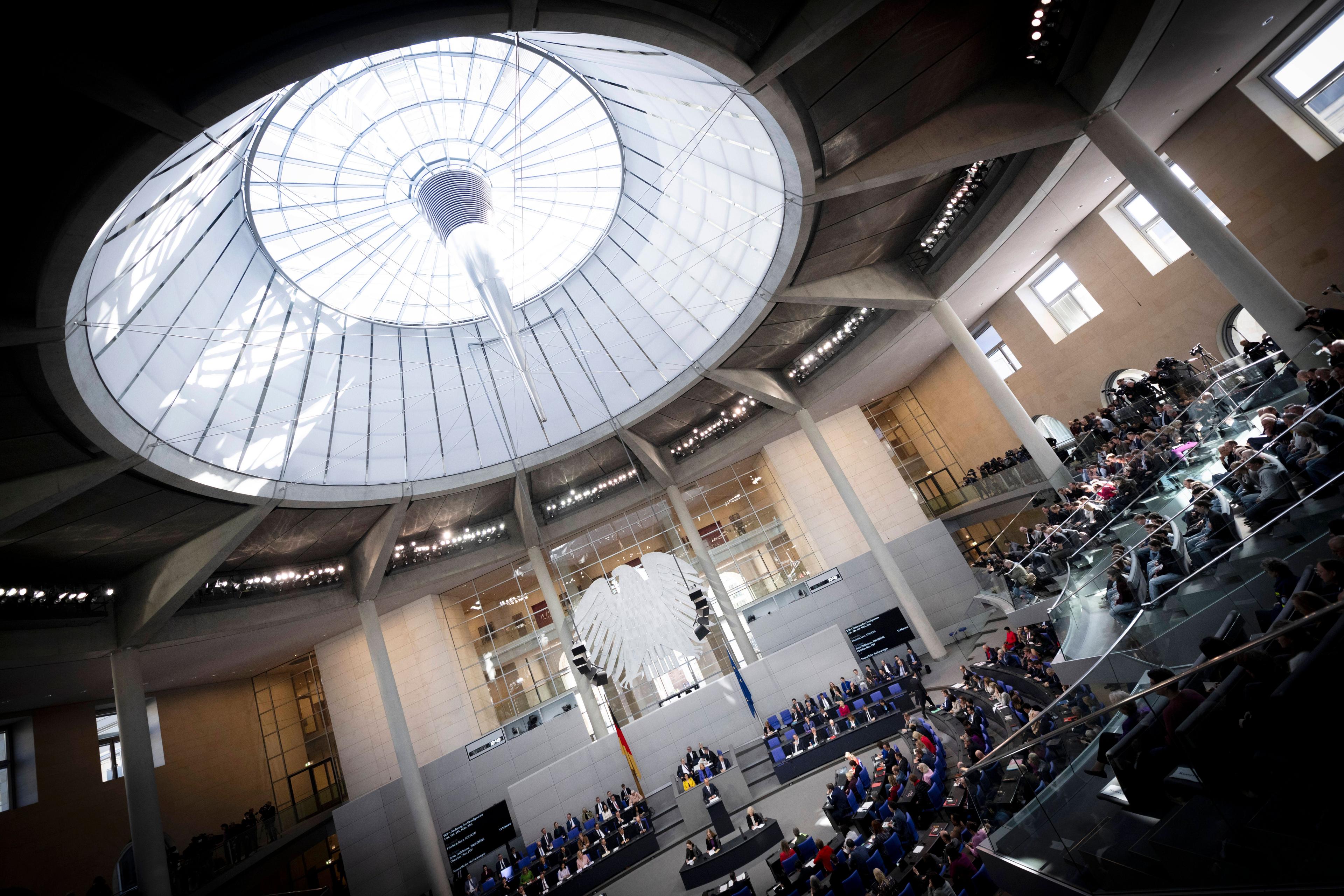 Auf ungewohnte Ansichten aus dem Bundestag kann man sich schon langsam einstellen.