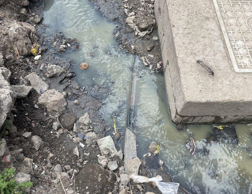 Eine der von der Weltbank gebauten Wasserleitungen, die durch die Kanalisation in Kayole-Soweto führen.