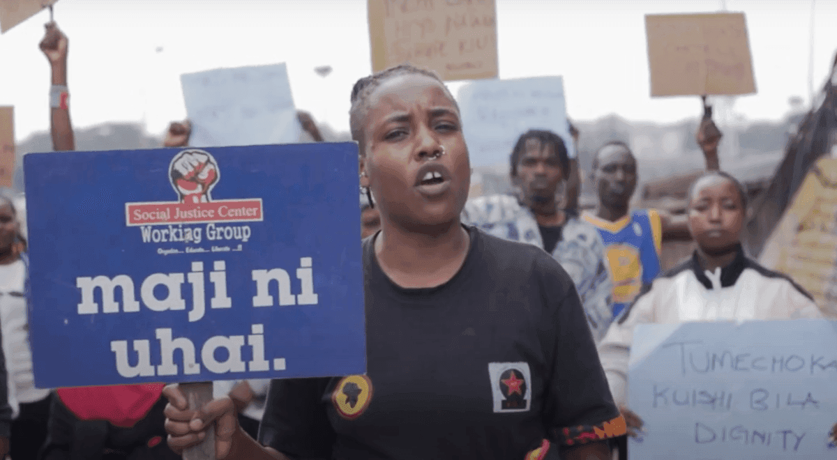 Ein Protest für besseren Zugang zu Wasser in Nairobi. Auf dem Schild im Vordergrund steht »Wasser ist Leben«.