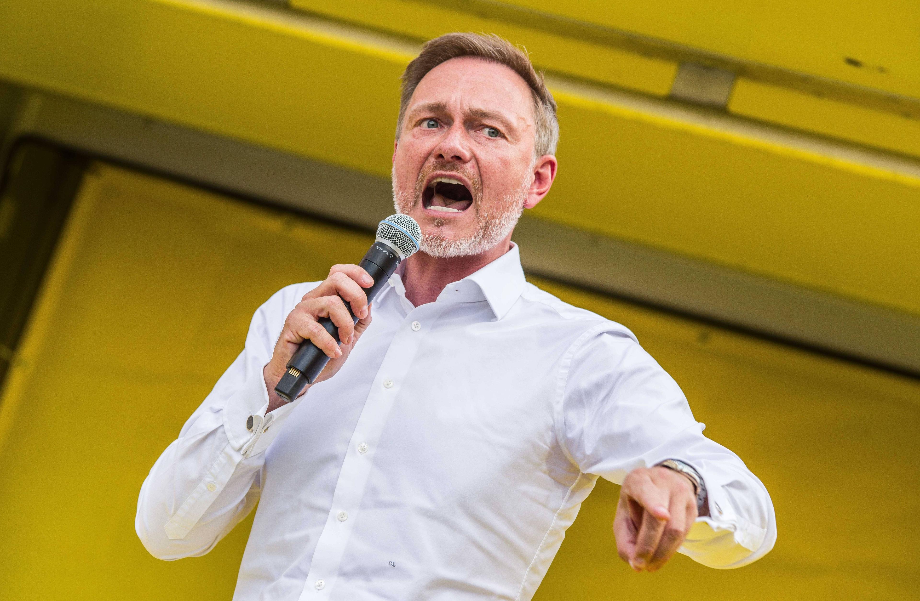 Schränkt Christian Lindner die Möglichkeiten des demokratischen Staates ein, auf die Wirtschaft einzuwirken, dann schränkt er ein Stück demokratischer Freiheit ein.