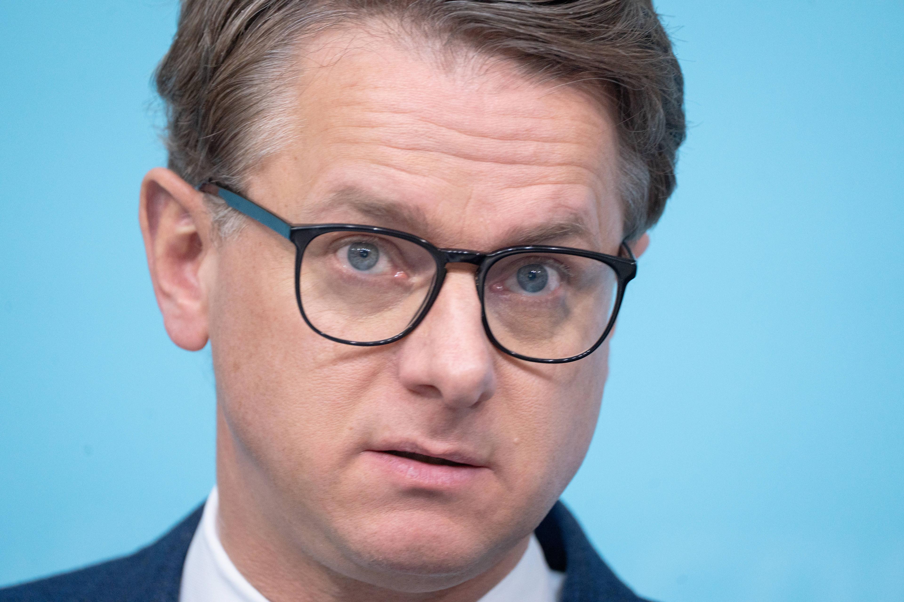 Trägt Carsten Linnemann wirklich keine Brille – oder sieht er sie bloß nicht?