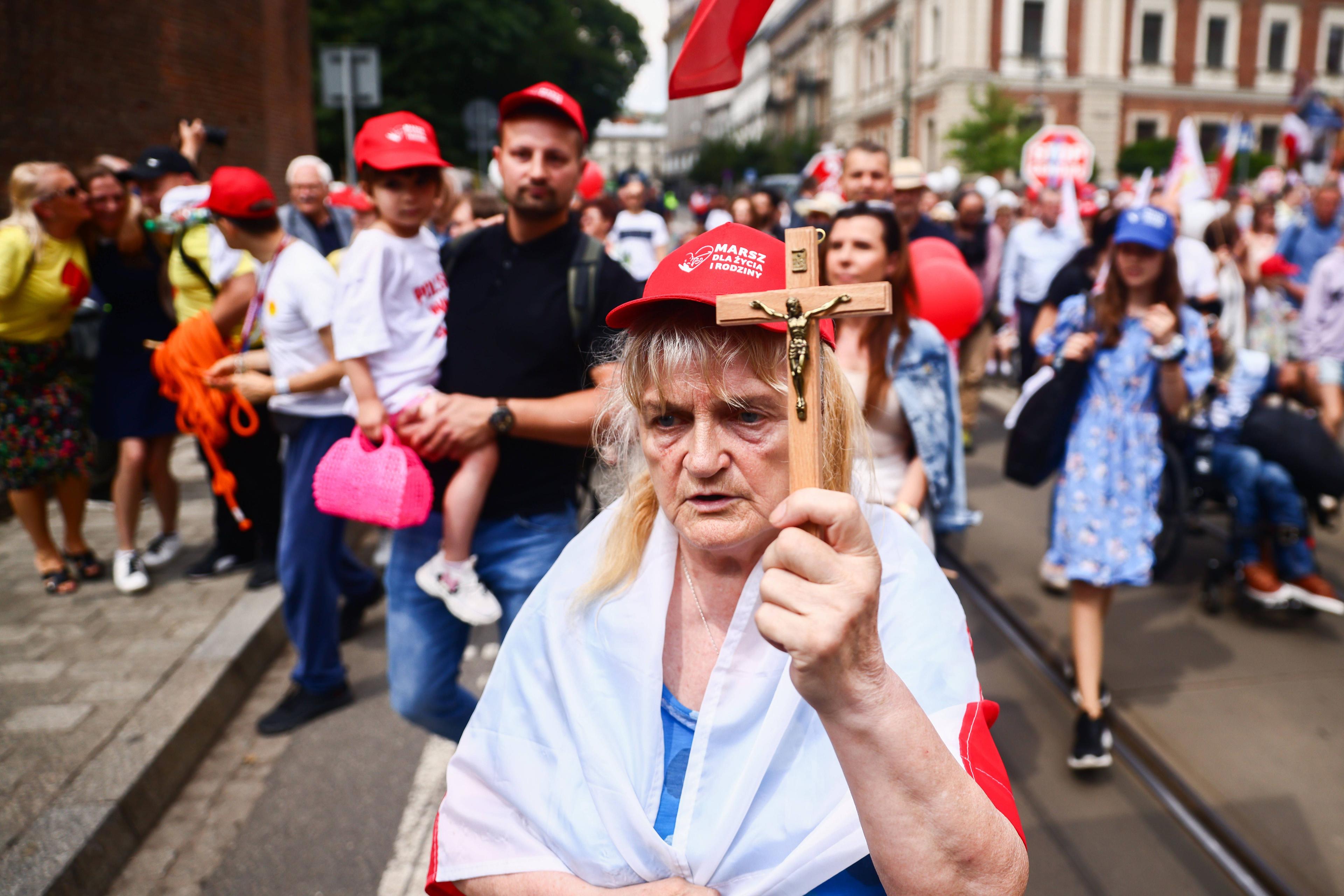Eine Frau mit Kruzifix beim Marsch für Leben und Familie am 25. Juni 2023 in Krakau.