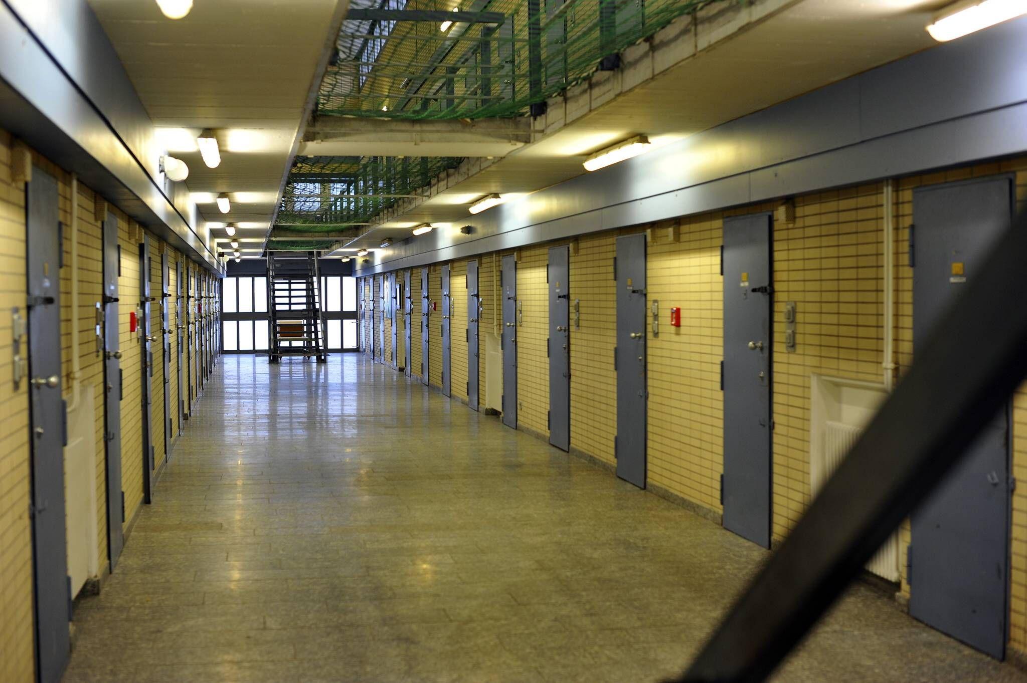 Ein Gang der JVA Ottweiler, in der Nelson Dil de Sousa Bulica unter ungeklärten Umständen zu Tode kam.