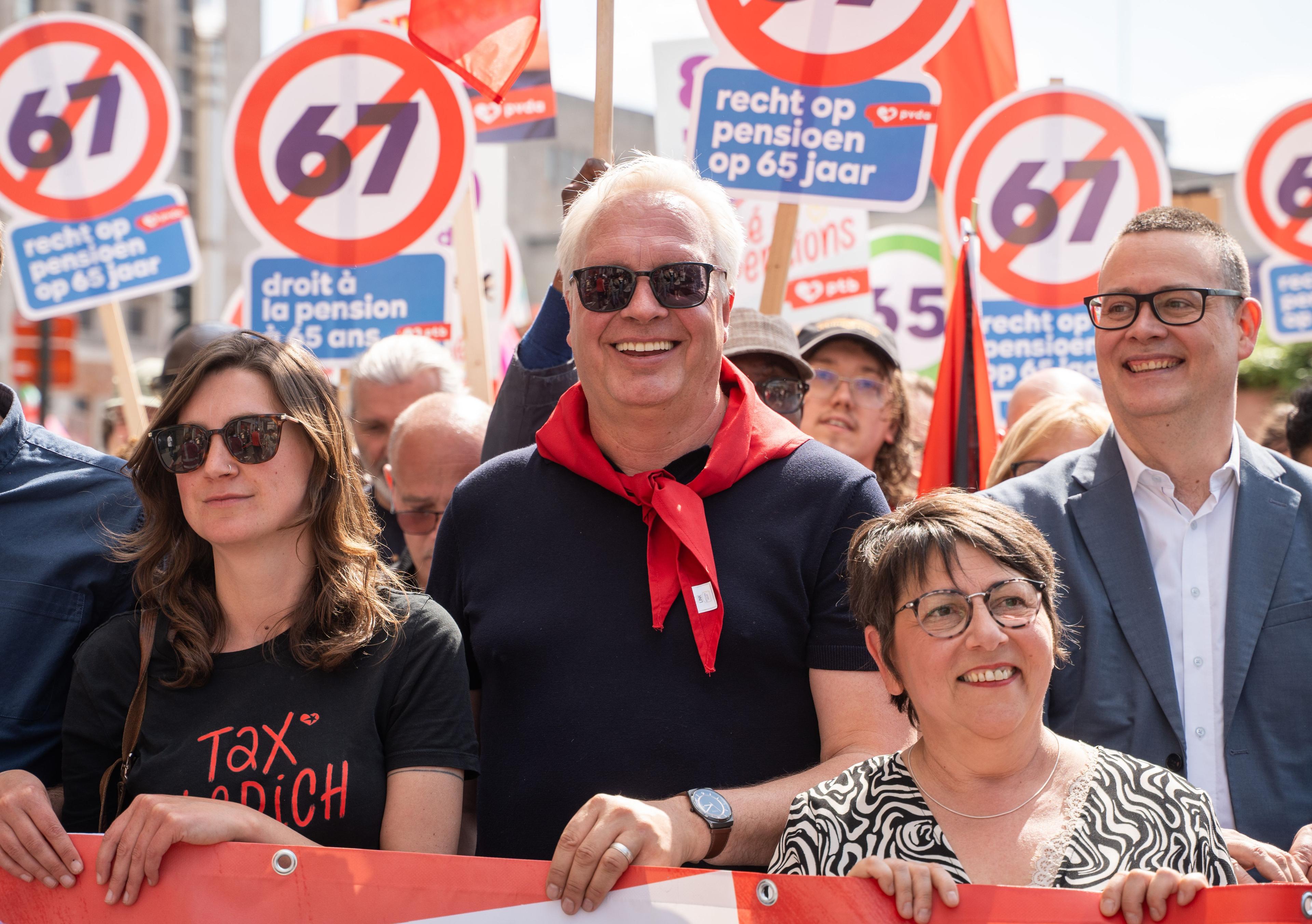 Peter Mertens (Mitte) auf einer Demonstration gegen die Erhöhung des Renteneintrittsalters.