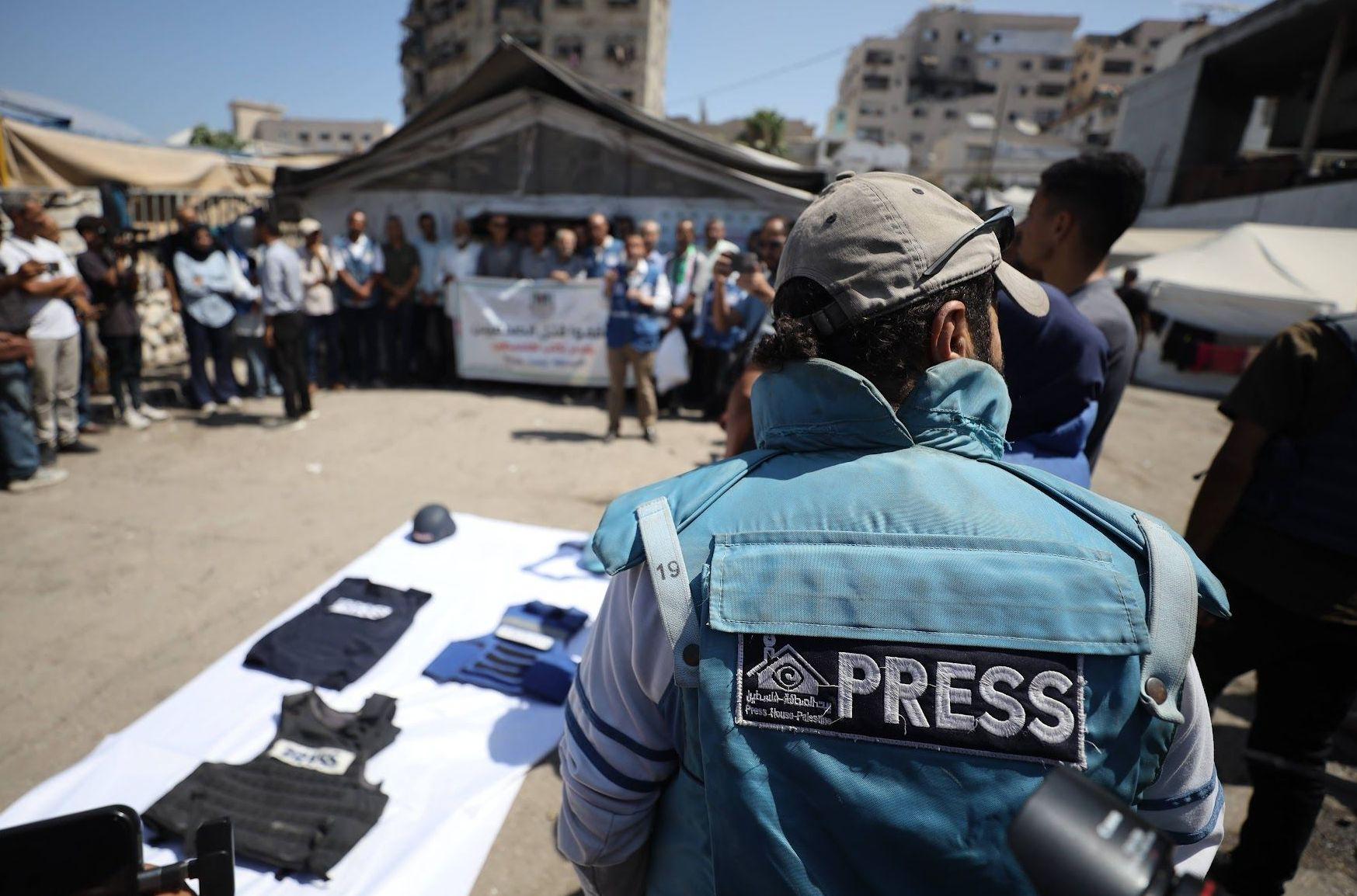 Menschen versammeln sich zu einer Kundgebung in Gaza in Gedenken an fünf Journalisten, die bei dem israelischen Angriff auf das Nasser-Krankenhaus getötet wurden, 26. August 2025.