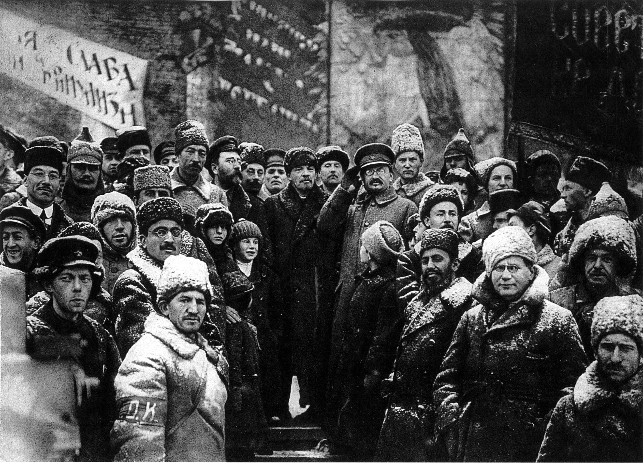 Trotzki, Lenin und weitere führende Bolschewiki in Moskau am zweiten Jahrestag der Oktoberrevolution,