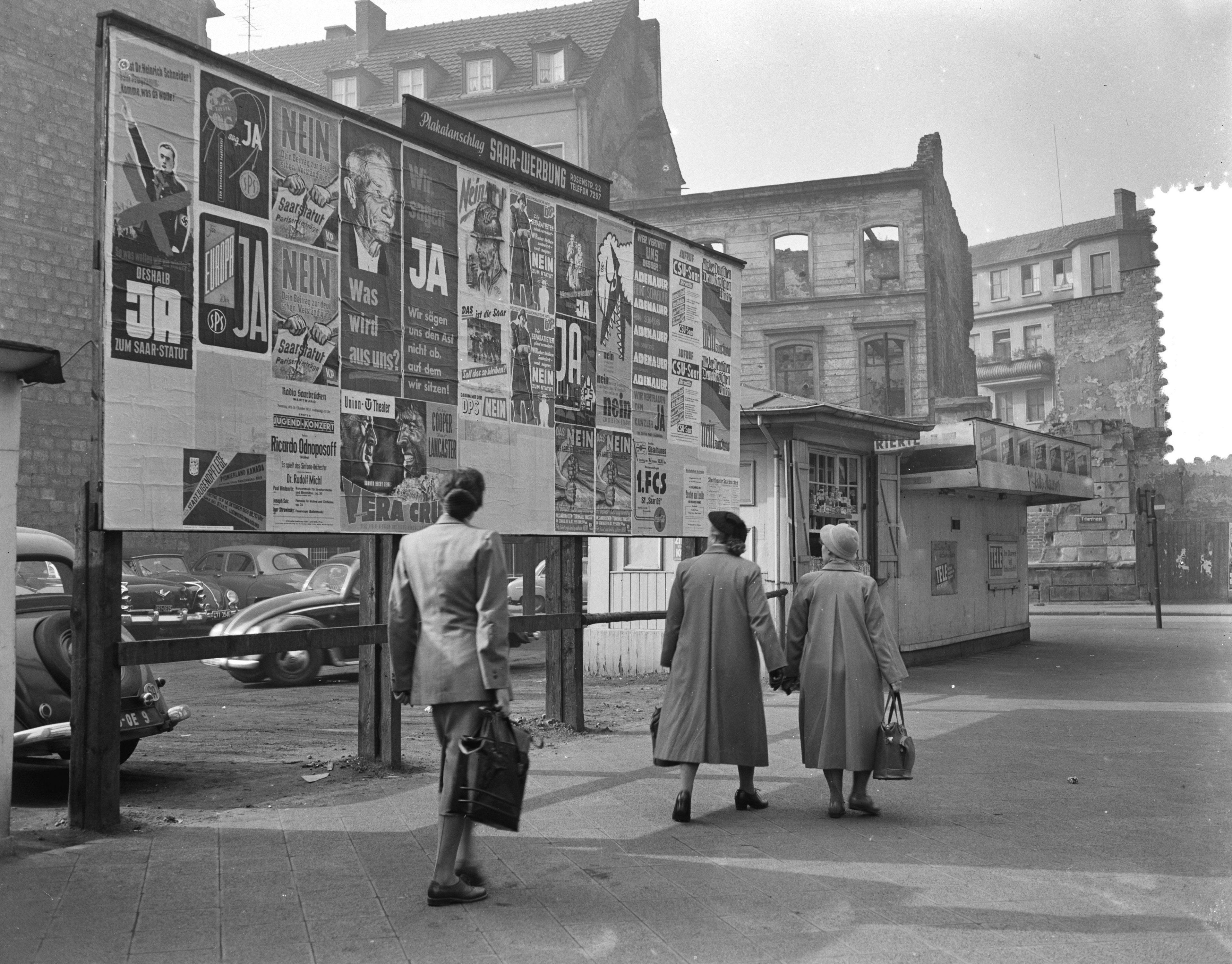 Vor der Volksabstimmung zum Saarstatut wurde auf Plakaten für und gegen eine Eingliederung des Saarlandes geworben, Saarbrücken, Oktober 1955.