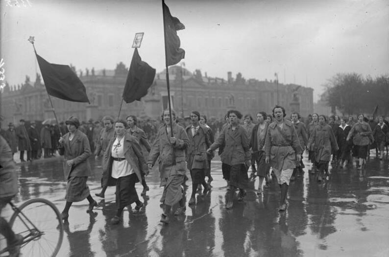 Demonstrationszug des kommunistischen Jugendverbandes in Berlin zum 1. Mai 1925.