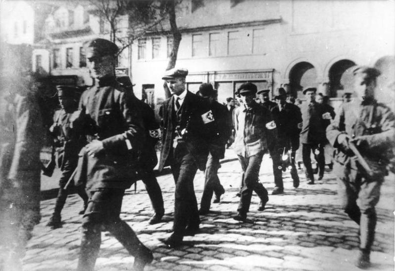 Revolutionäre Arbeiter werden im mitteldeutschen Industriegebiet von der Schutzpolizei (Schupo) abgeführt.