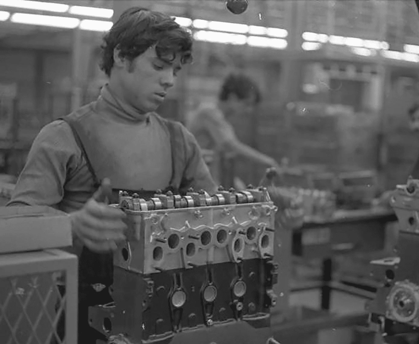 Viele Vermieter weigerten sich, an Gastarbeiter zu vermieten — also bot man ihnen das an, was man auf dem Markt nicht mehr loswurde:
baufälligen Wohnraum in den abbruchreifen Sanierungsgebieten der Stadt.