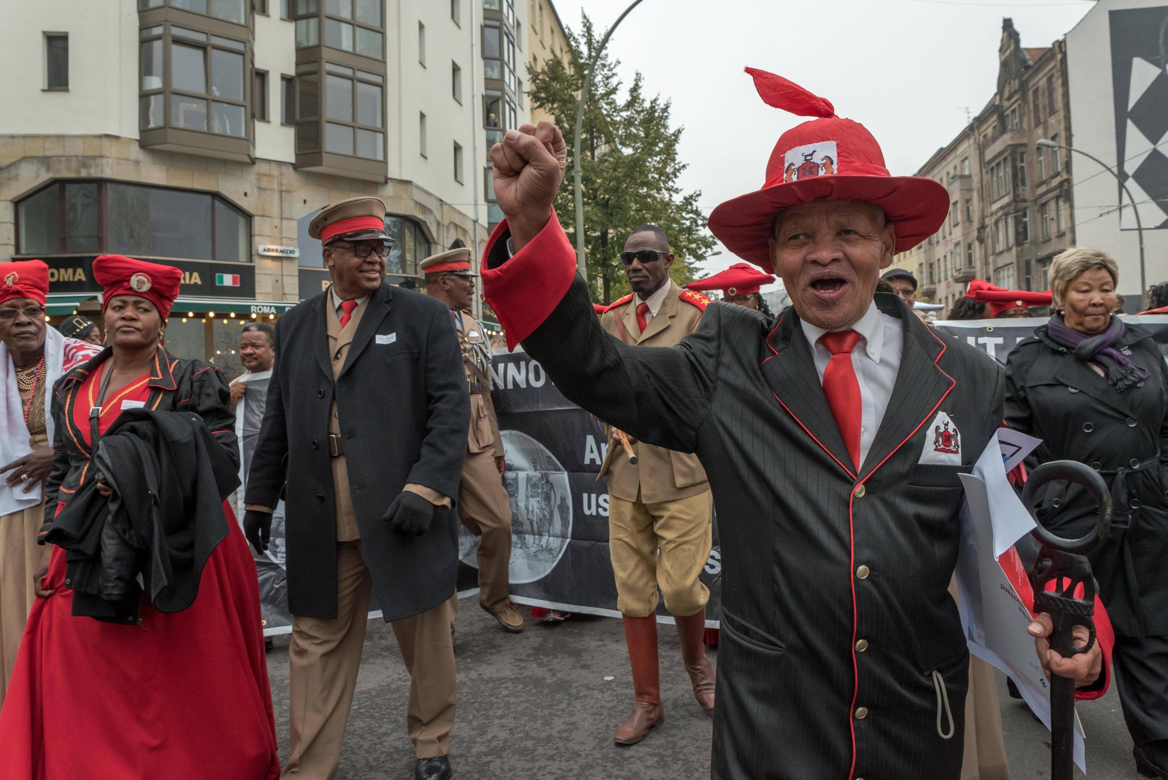 Prominente Vertreter der Herero und Nama aus Namibia, Südafrika und Botswana nehmen teil an einem Protestmarsch in Berlin gegen den Ausschluss der Opfervertretungen aus den namibisch-deutschen Regierungsverhandlungen, 16. Oktober 2016.
