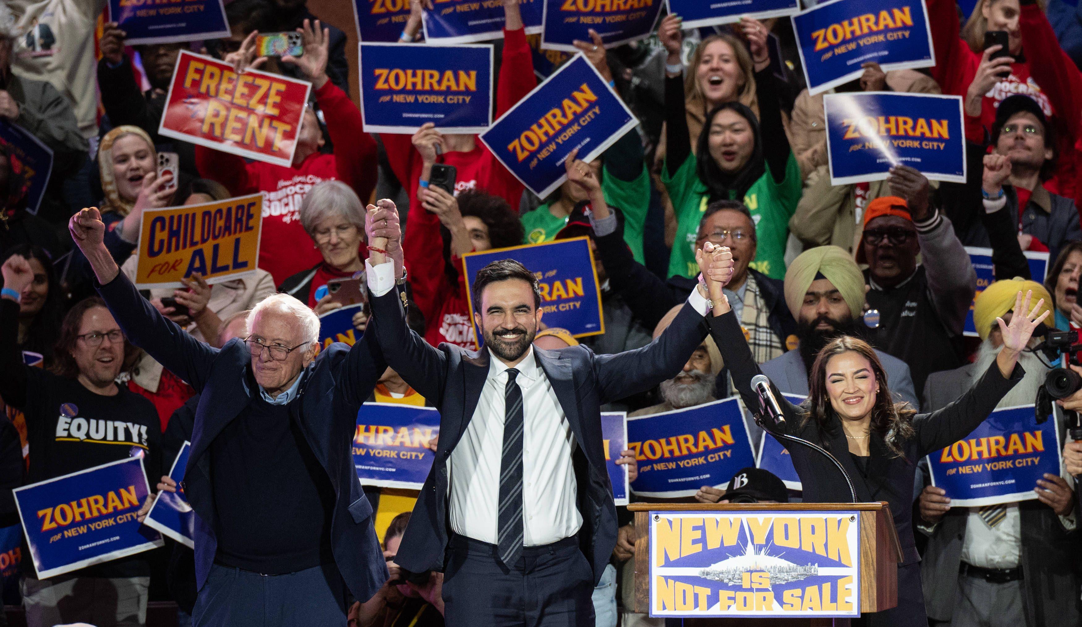 Bernie Sanders, Zohran Mamdani und Alexandria Ocasio-Cortez auf der Bühne während der Kundgebung »New York Is Not for Sale«, 26. Oktober 2025.