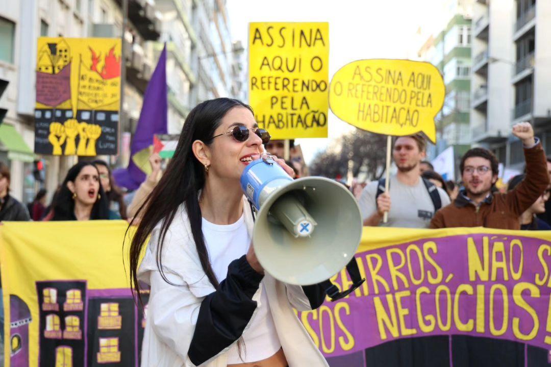 Demonstration der Bewegung Movimento Referendo pela Habitação, die Airbnb per Volksentscheid verbieten möchte.
