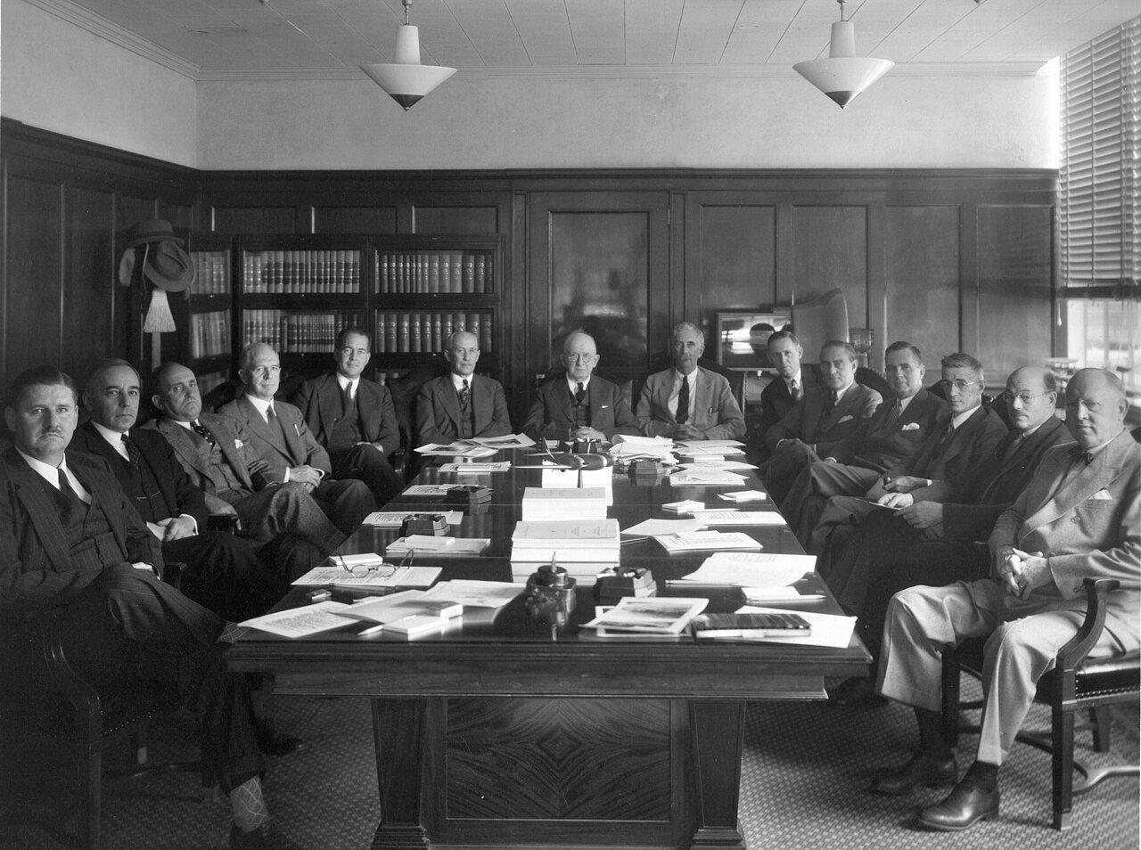 Mitglieder des National Advisory Committee on Aeronautics, des Vorgängers der heutigen US-Raumfahrtbehörde, bei einer Sitzung im Jahr 1938.