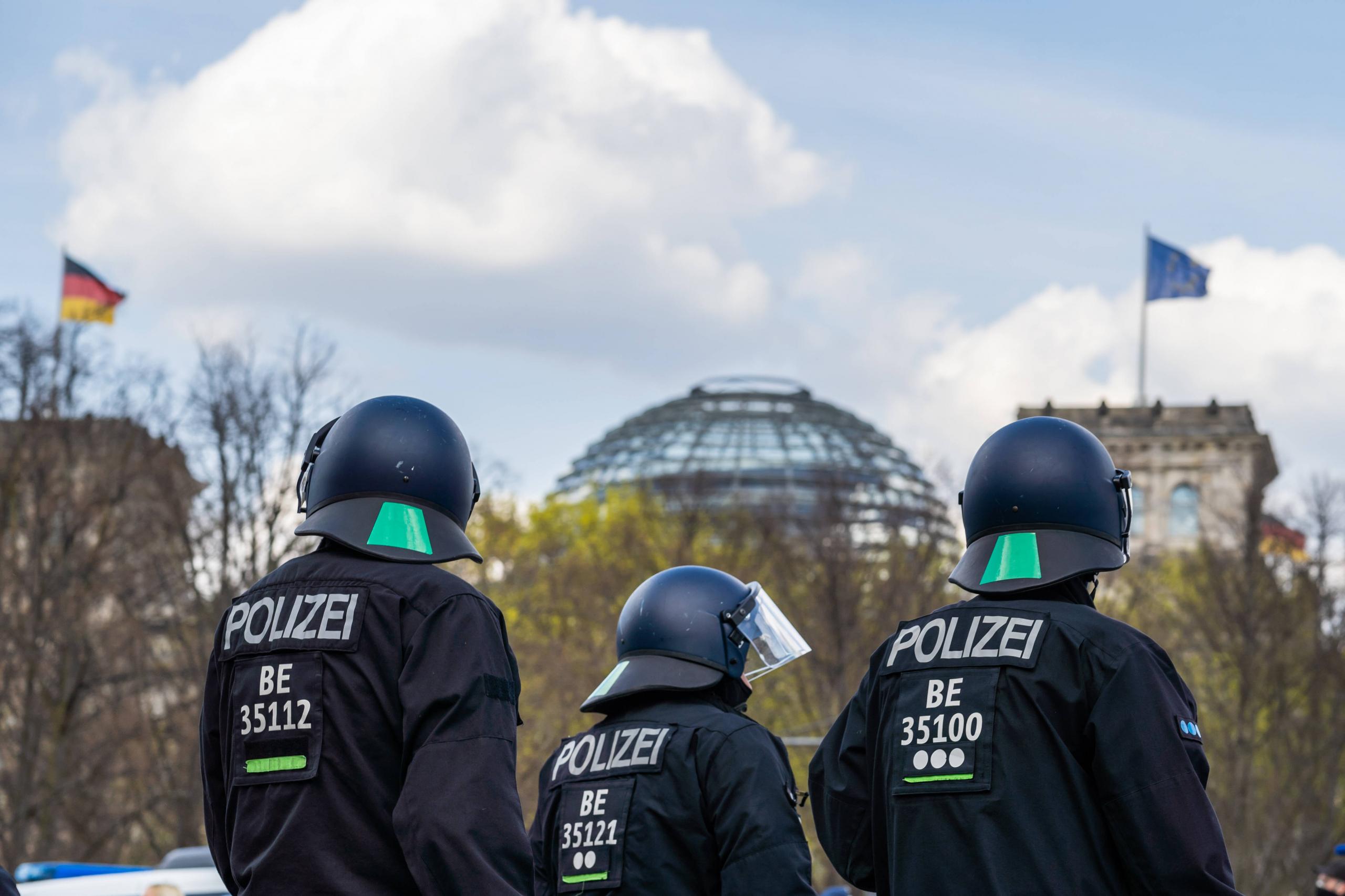 Polizisten bei einer Demonstration in der Nähe des Deutschen Bundestags, 21.04.2021.