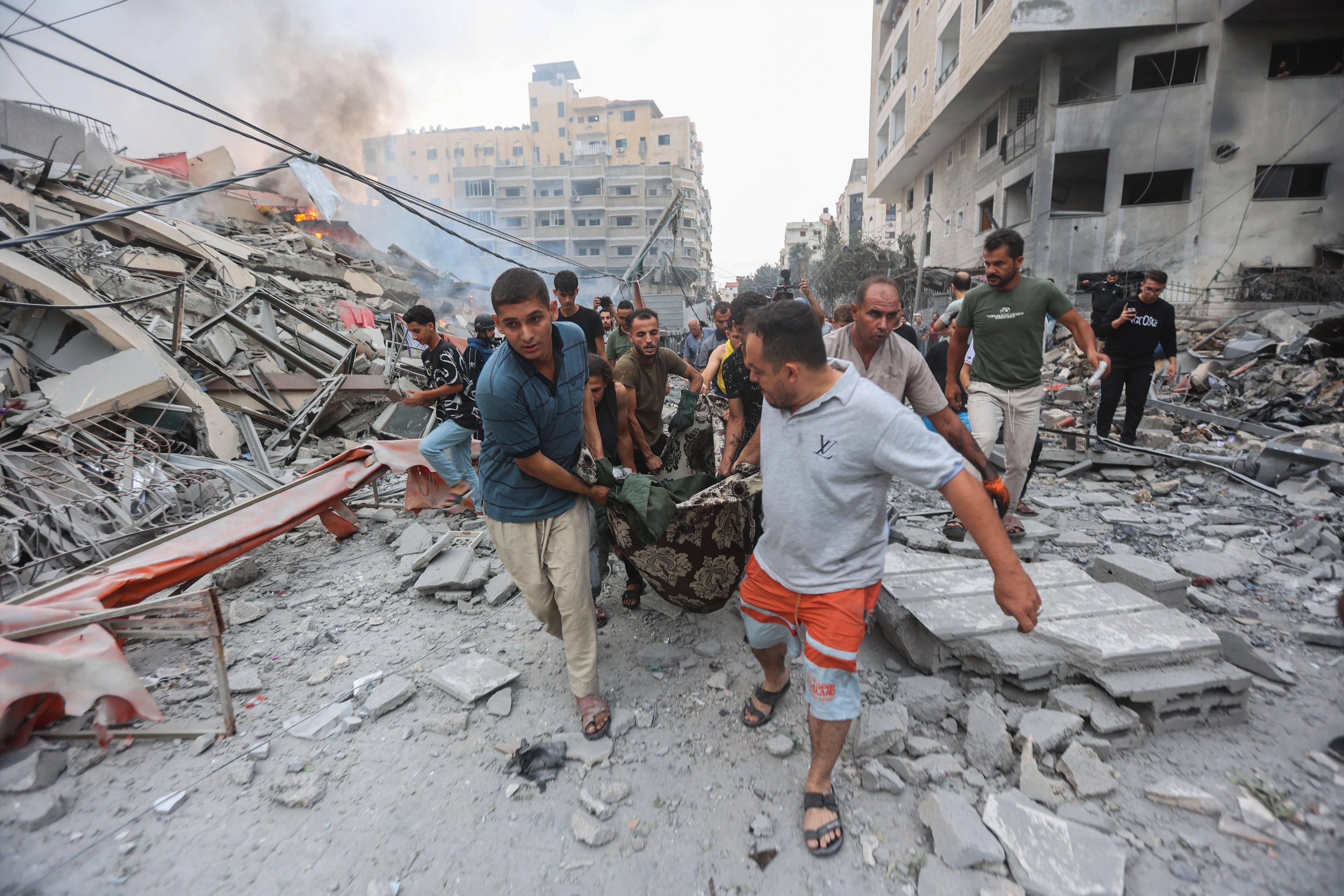 Luftanschläge Israels in Gaza hinterlassen weiteres Leid.