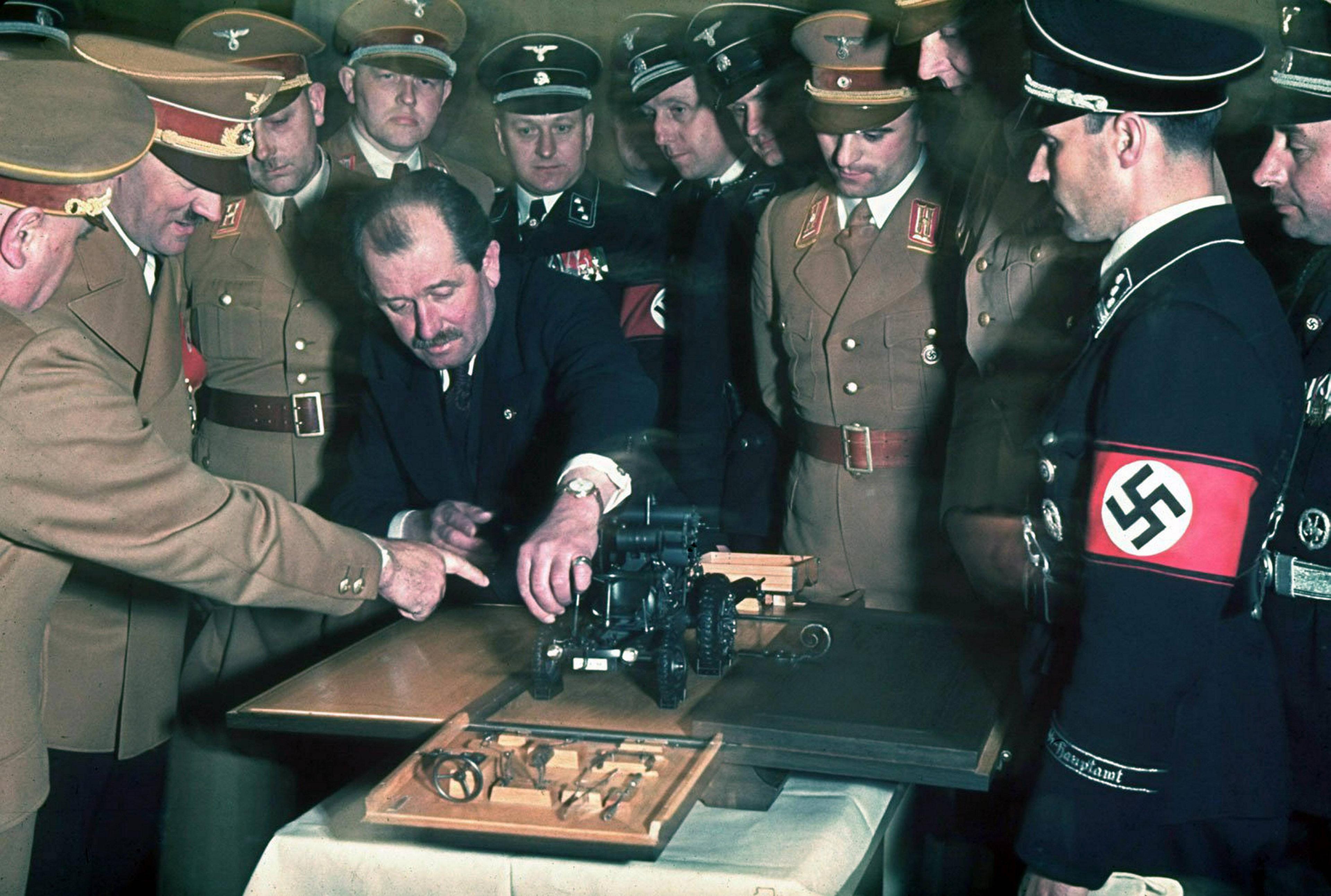 Ferdinand Porsche präsentiert Adolf Hitler an dessen 50. Geburtstag ein neues Automodell.
