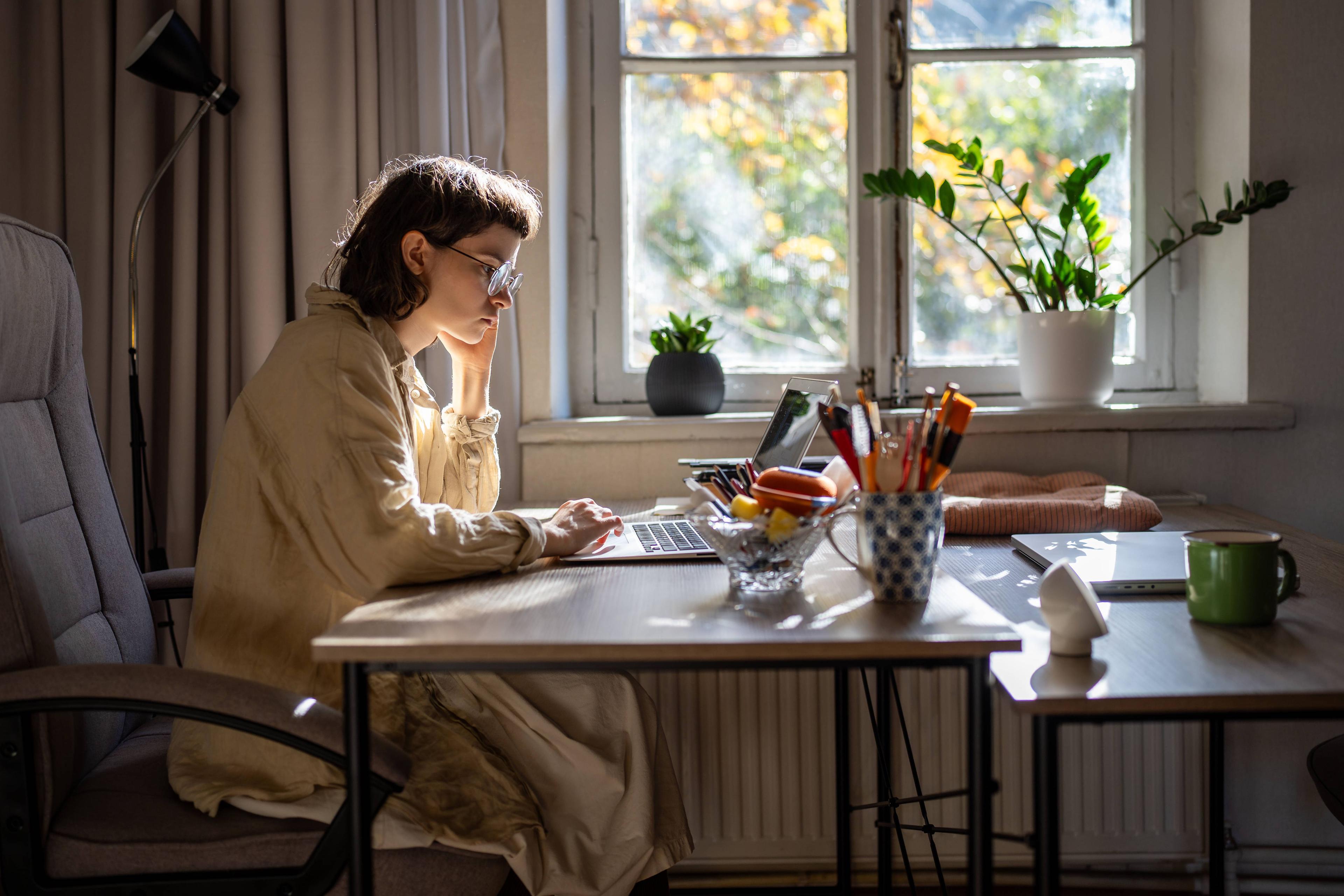 Wissensarbeit galt lange als automatisierungsresistent – doch generative KI bringt nun auch diese Berufsgruppen unter Druck.