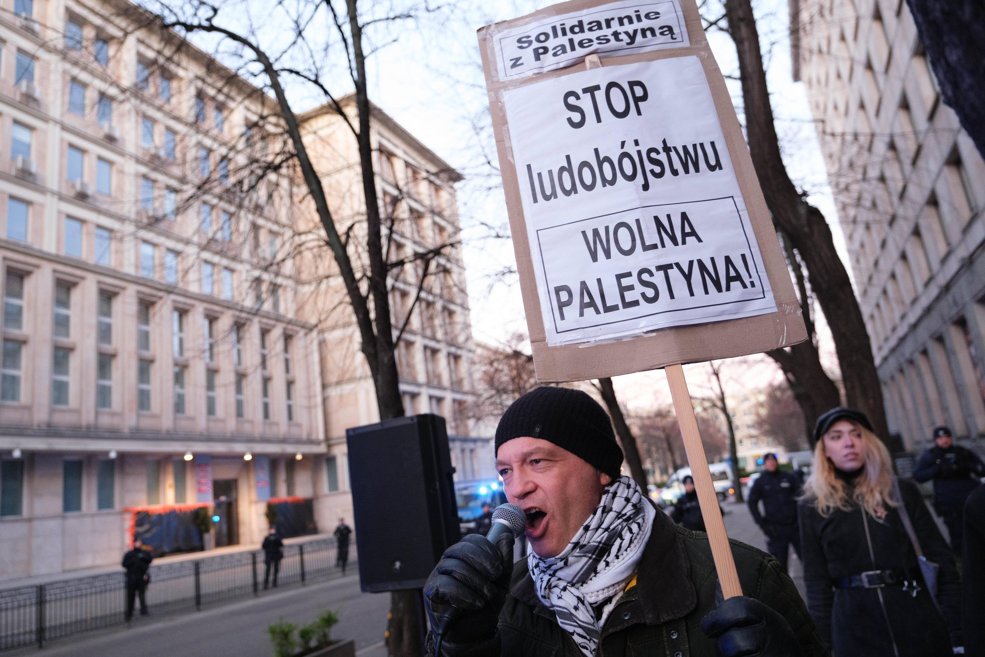 Polnische Aktivisten protestieren gegen den Einsatz von in Polen hergestelltem TNT im Gaza-Krieg, Warschau, 22. November 2025.